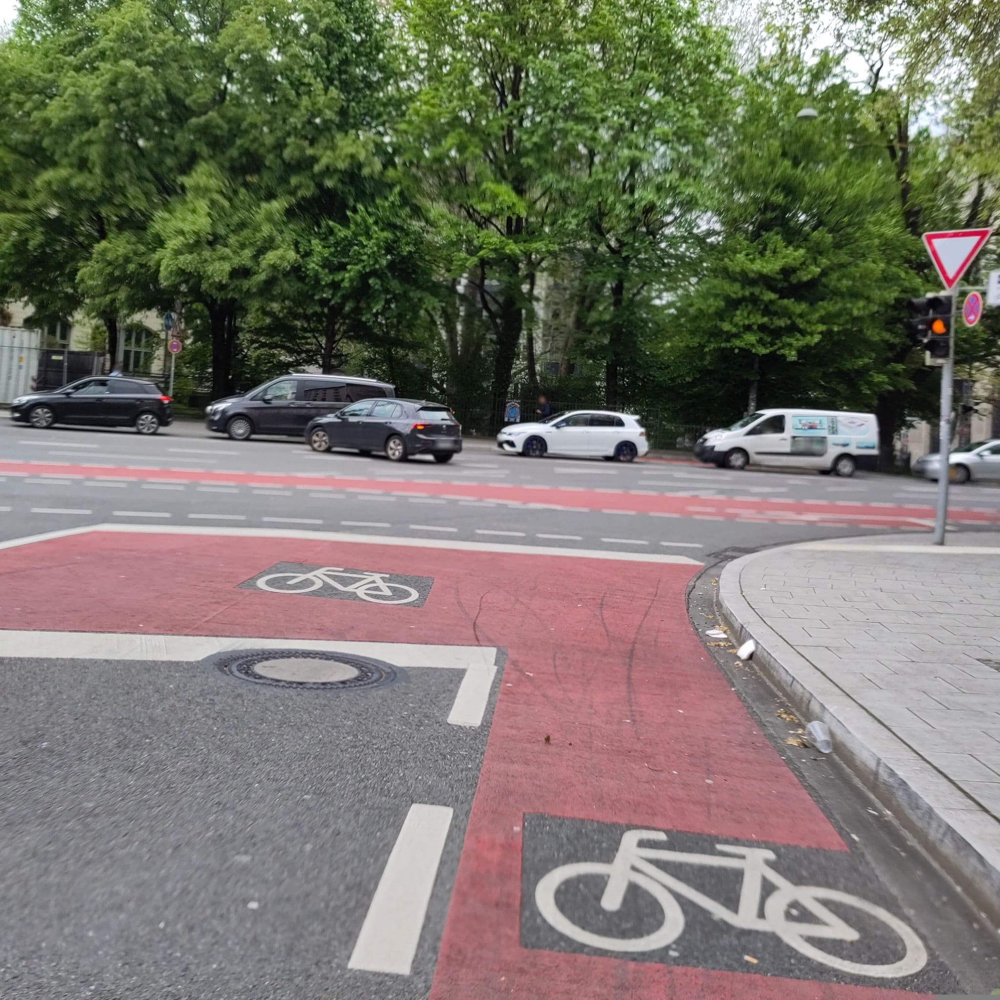 Street view near Maria Theresia Jugendwohnheim, Munich — © thmunichways (CC BY-SA · Mapillary)