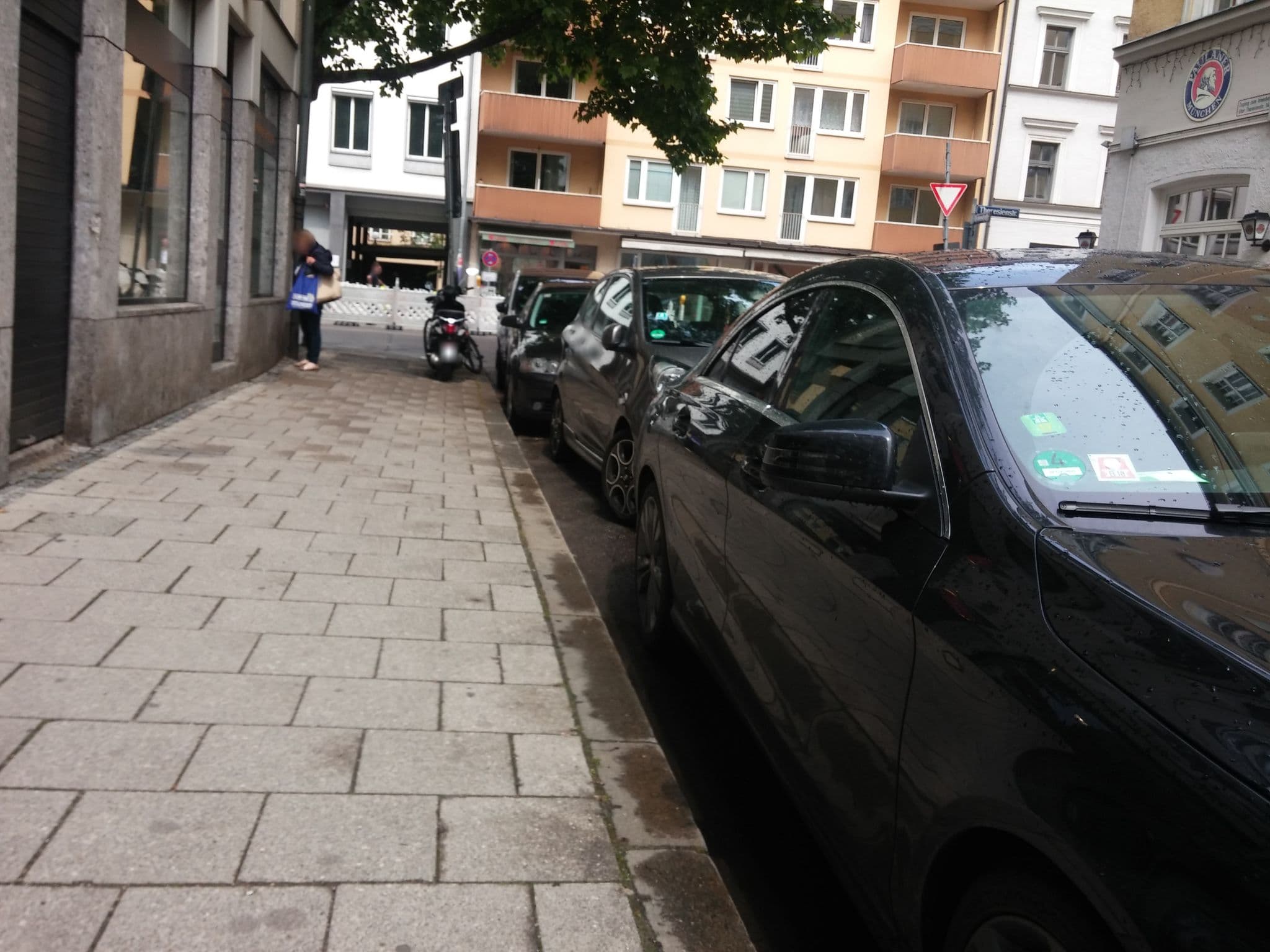 Street view near Hotel Carlton, Munich — © umap (CC BY-SA · Mapillary)
