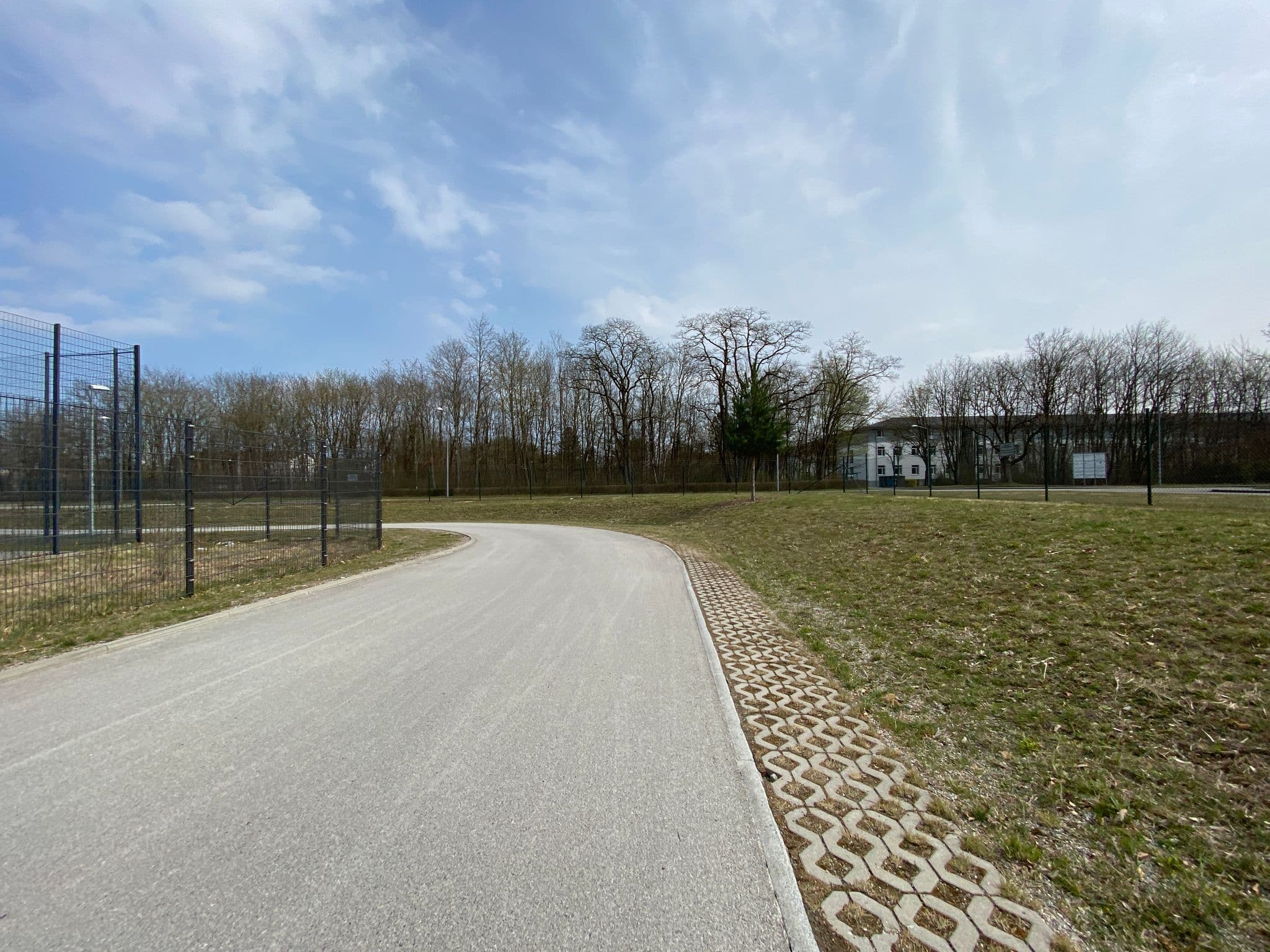Street view near 4WHEELS RäderHotel, Unterföhring — © piaitsch (CC BY-SA · Mapillary)