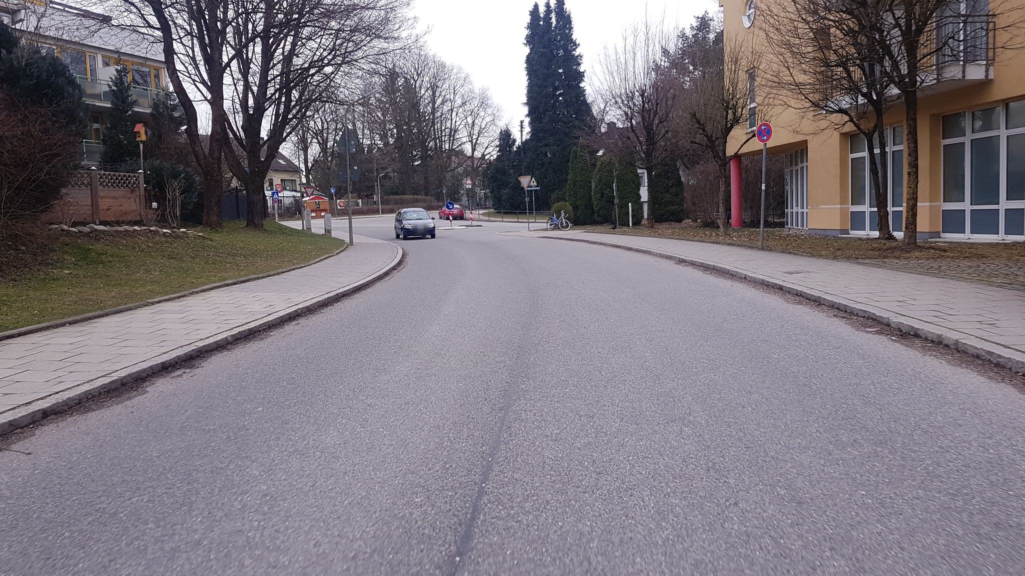 Street view near Park Inn by Radisson Munich East, Unterföhring — © thomas_munichways (CC BY-SA · Mapillary)