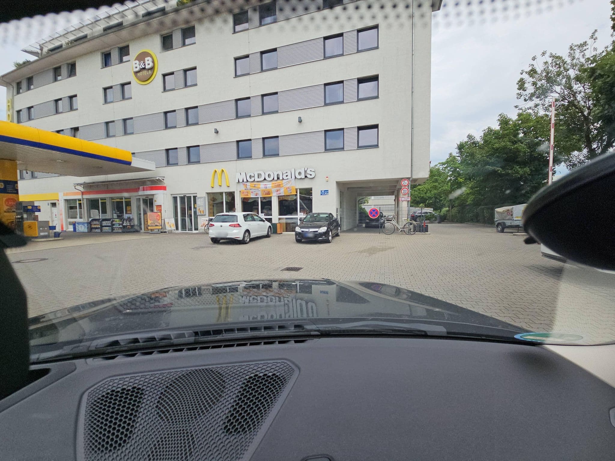 Street view near Gross Hotelmanagement GmbH, Unterföhring — © JuergenMapillary (CC BY-SA · Mapillary)