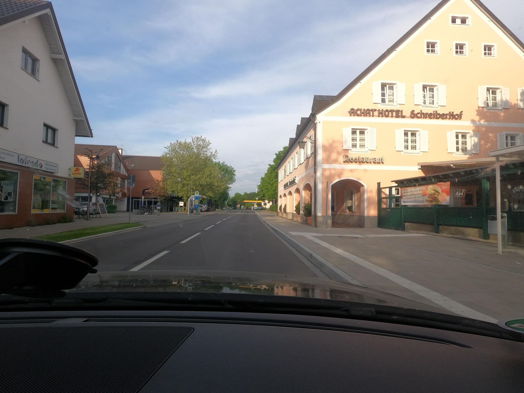 Street view near Baalcke Hotelbetriebs GmbH, Aschheim — © saschahaberkorn (CC BY-SA · Mapillary)