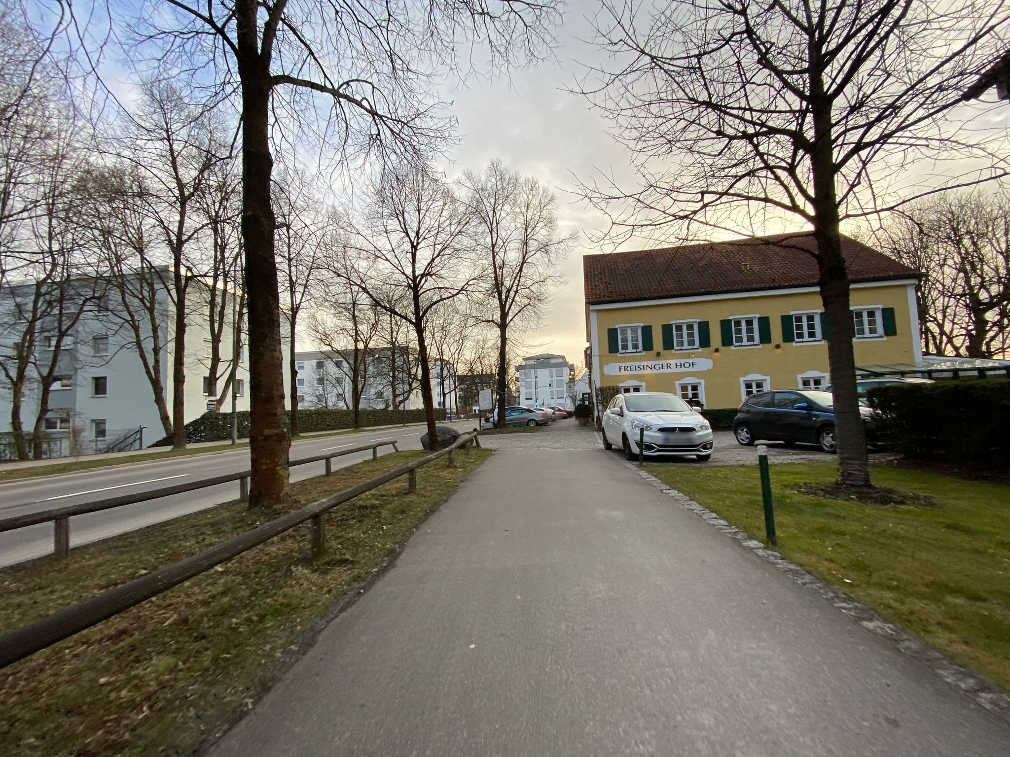 Street view near Hotel Freisinger Hof Wallisch Hotel GmbH Karl Wallisch, Unterföhring — © piaitsch (CC BY-SA · Mapillary)
