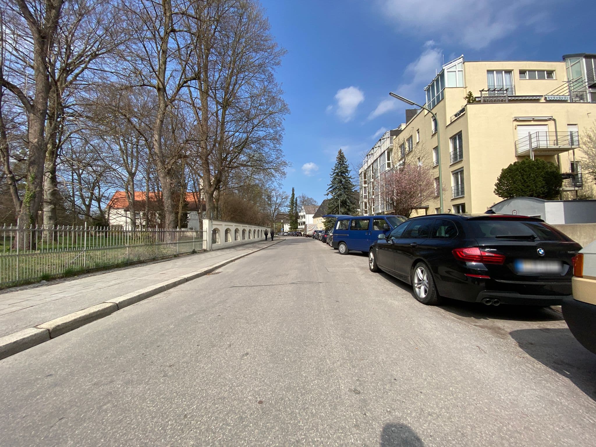 Street view near Amadeus Hotel, Unterföhring — © piaitsch (CC BY-SA · Mapillary)