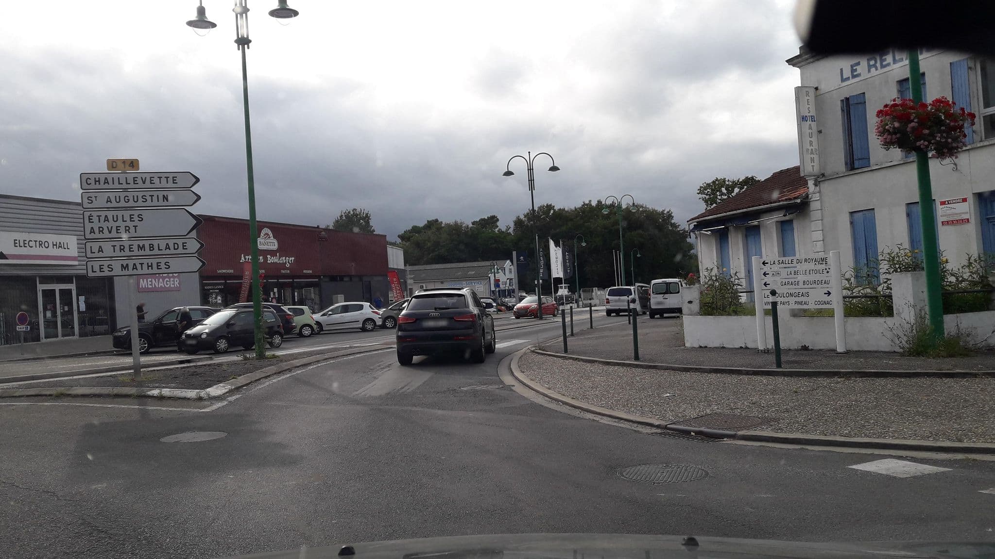 Street view near Le Relais Fleuri, Chaillevette — © eric_s (CC BY-SA · Mapillary)