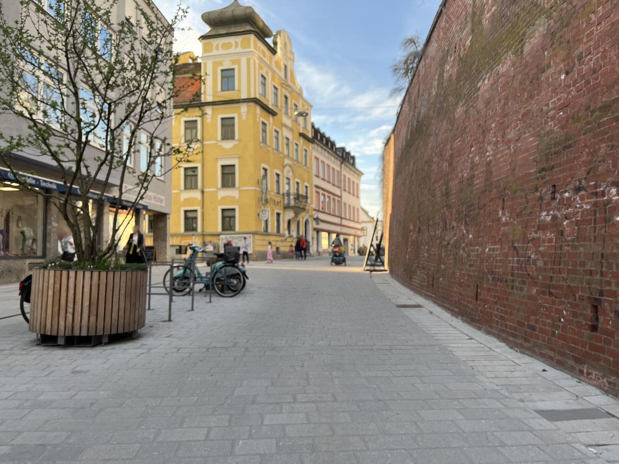 Street view near Hotel zur Gred, Freising — © zora (CC BY-SA · Mapillary)