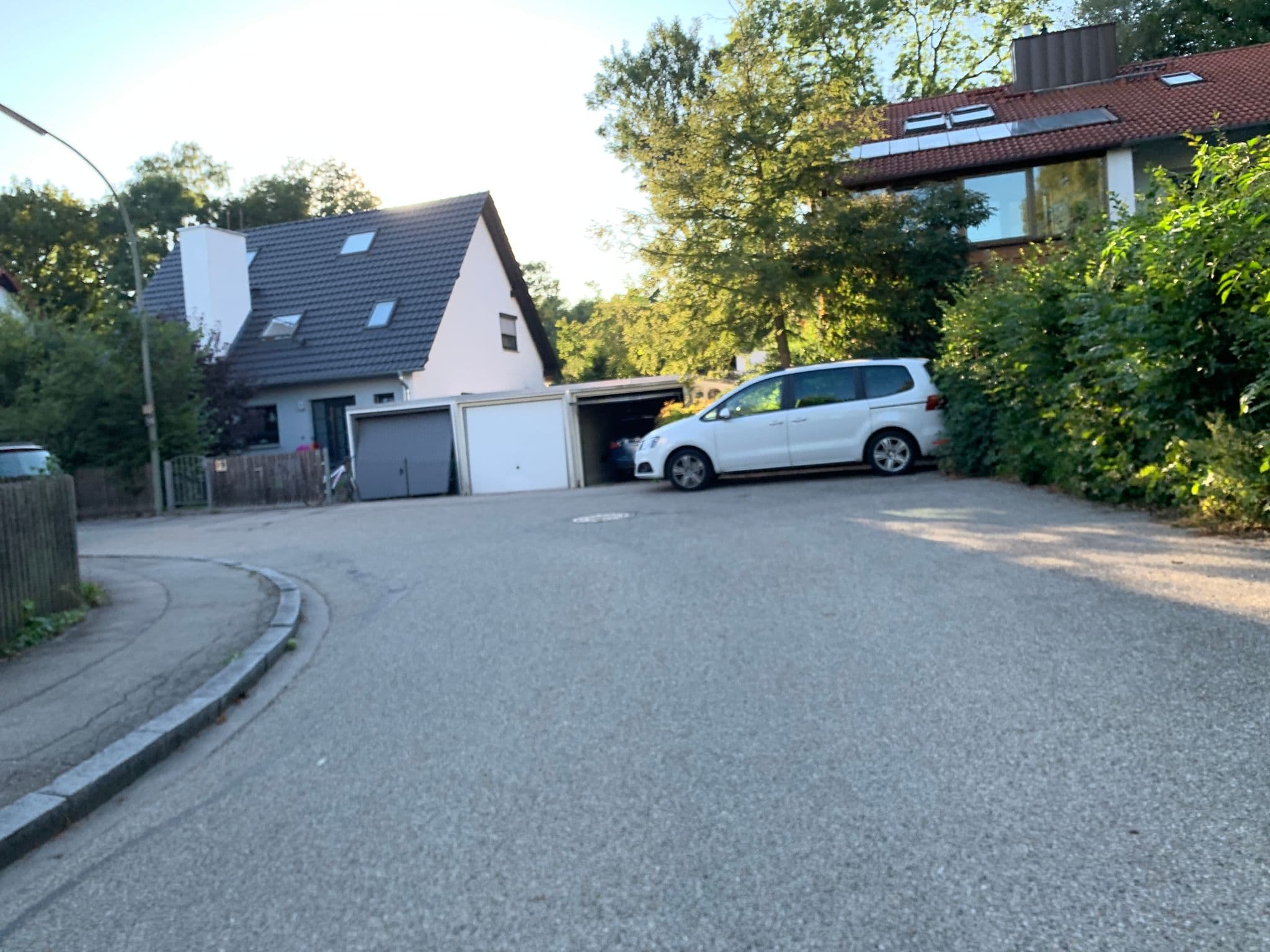 Street view near Pension Tendera GmbH, Freising — © zora (CC BY-SA · Mapillary)