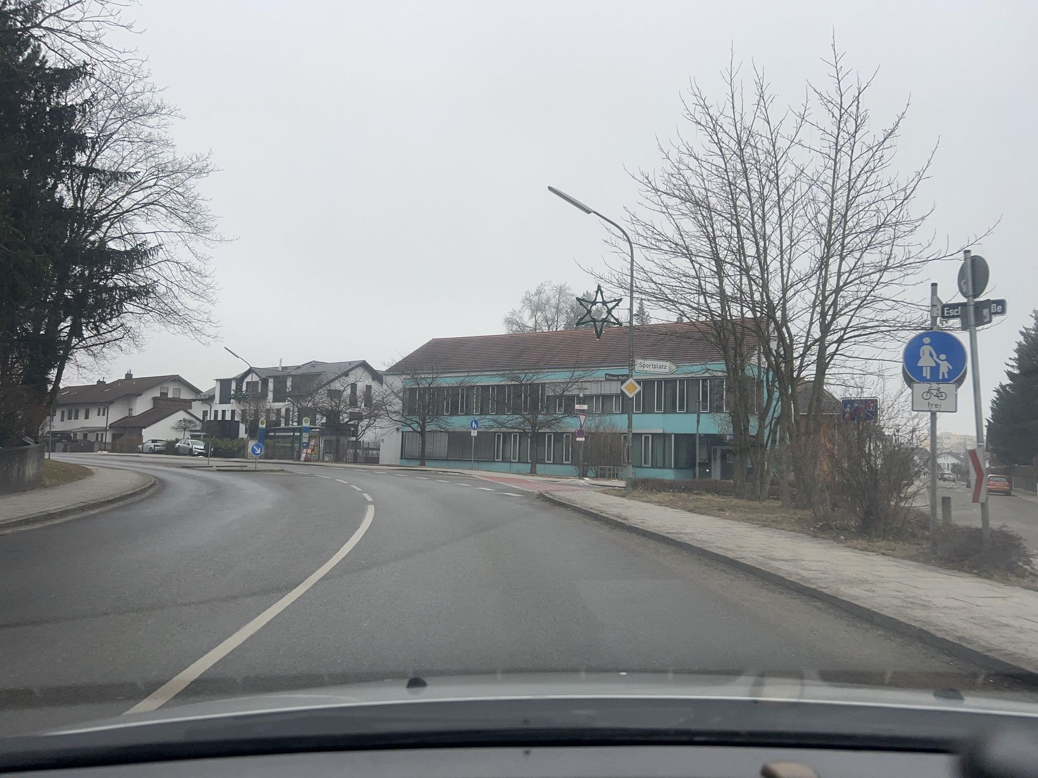 Street view near Hotel Am Schlosspark, Ismaning — © chicc0 (CC BY-SA · Mapillary)