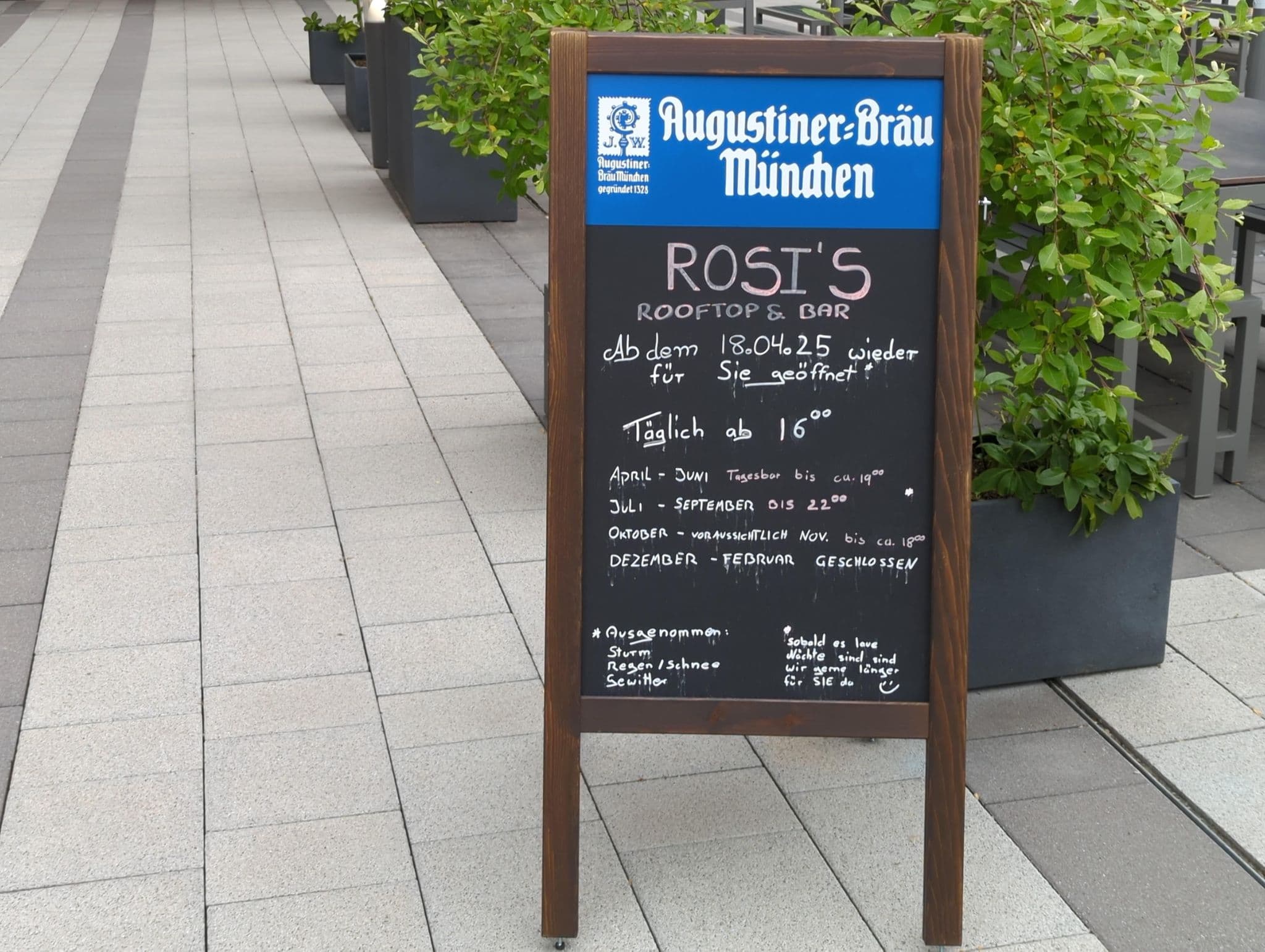 Street view near Dorint hotel, Garching — © ente (CC BY-SA · Mapillary)
