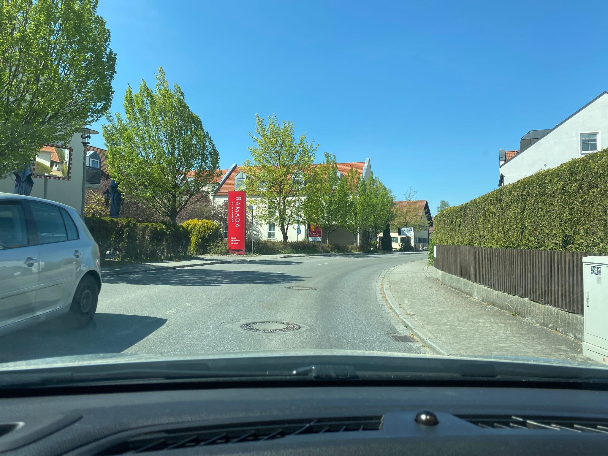 Street view near Tulip Inn, Oberding — © vorwaertsimmer (CC BY-SA · Mapillary)