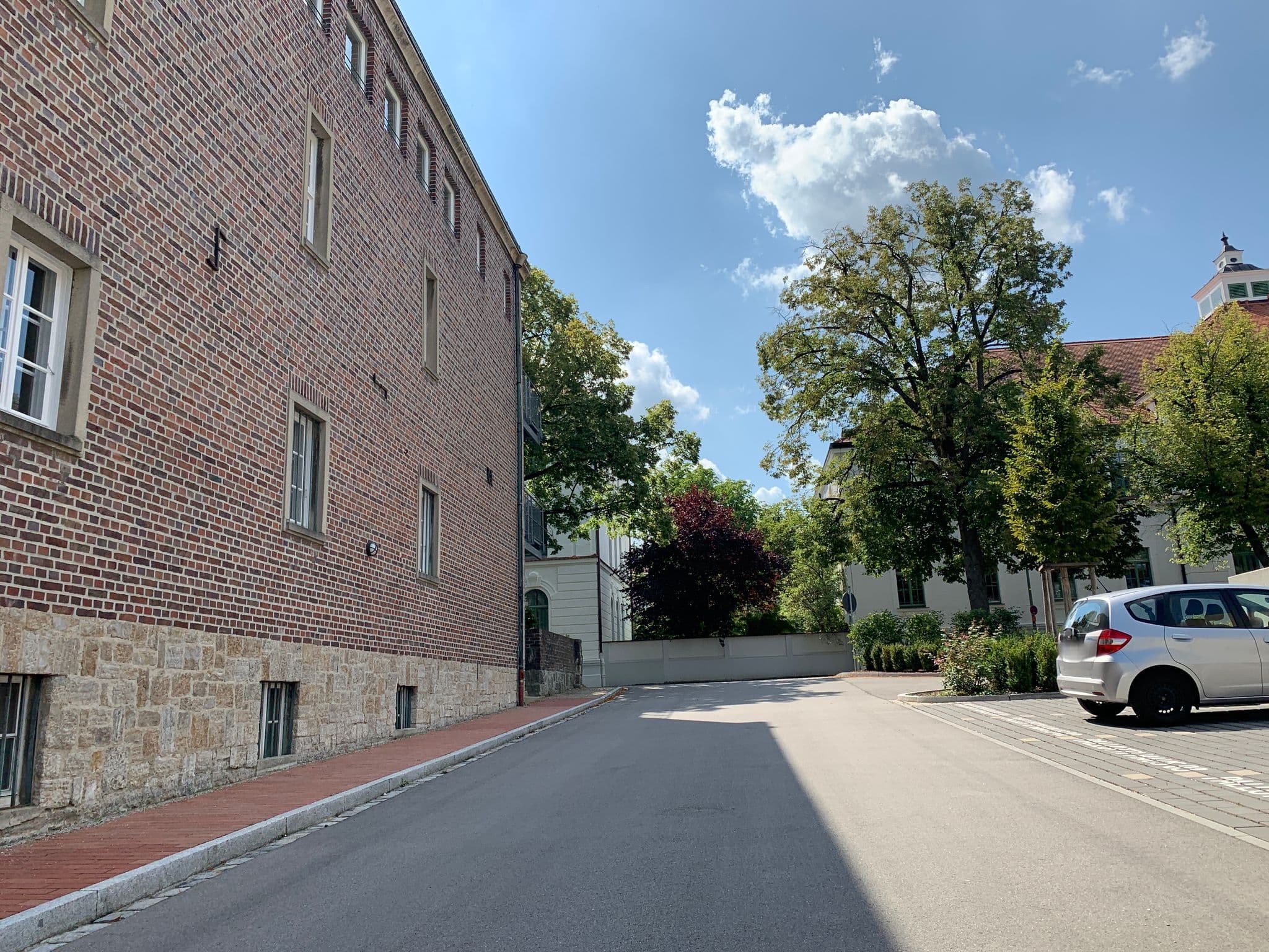 Street view near Pallotti-Haus, Freising — © zora (CC BY-SA · Mapillary)