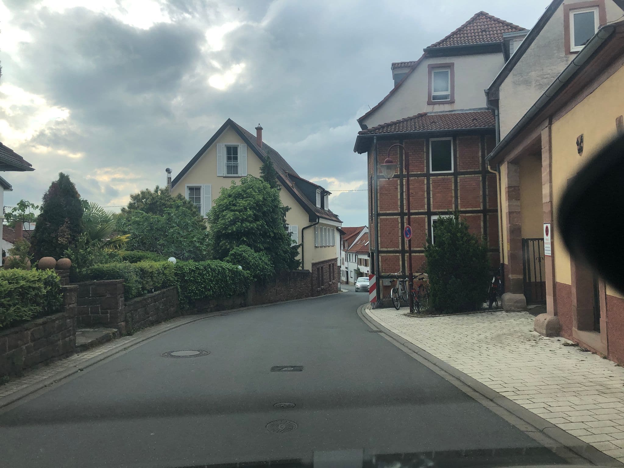 Street view near Hotel - Restaurant ”Goldener Hirsch”, Dossenheim — © knistertoni (CC BY-SA · Mapillary)