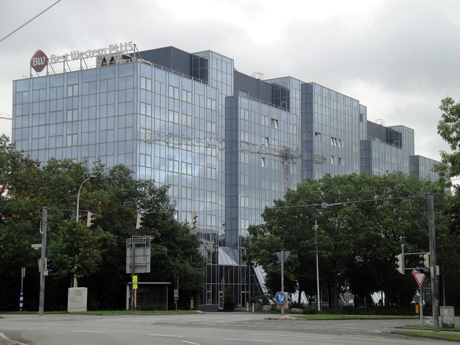 Best Western Plus Plaza Hotel Darmstadt (via Wikimedia Commons, CC BY-SA 4.0)