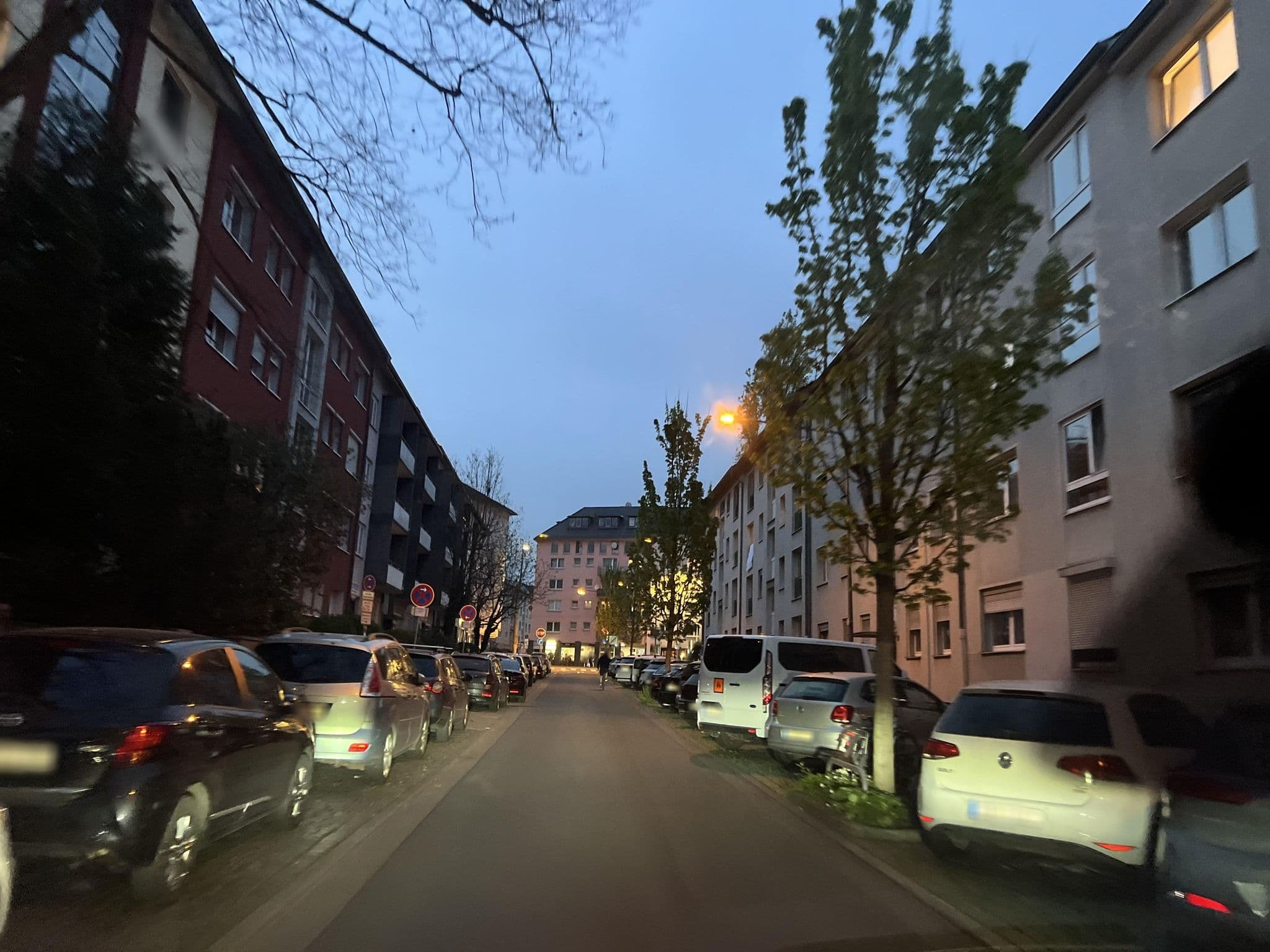Street view near Lindenberg Hospitality Die Kunst des Wohnens, Frankfurt am Main — © robffm (CC BY-SA · Mapillary)