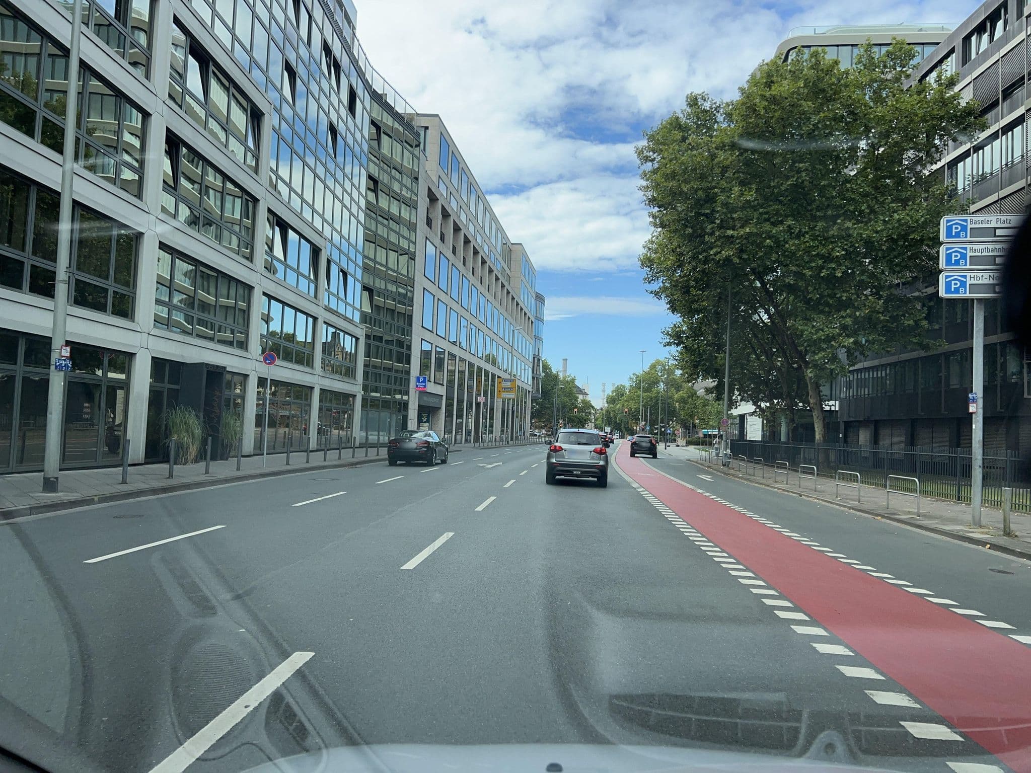 Street view near iBahn, Frankfurt am Main — © robffm (CC BY-SA · Mapillary)