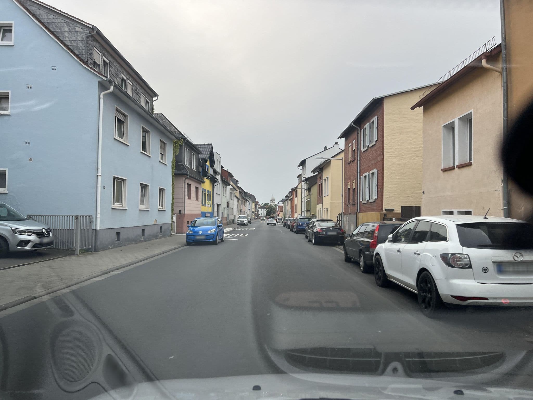 Street view near Yellow Villa, Neu-Isenburg — © robffm (CC BY-SA · Mapillary)