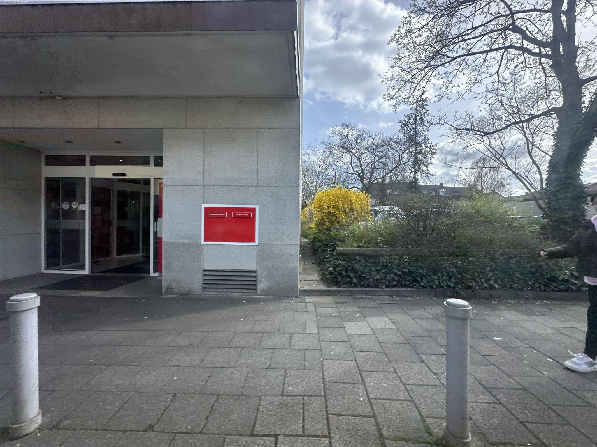 Street view near Hotel Alfa, Neu-Isenburg — © quickness805 (CC BY-SA · Mapillary)