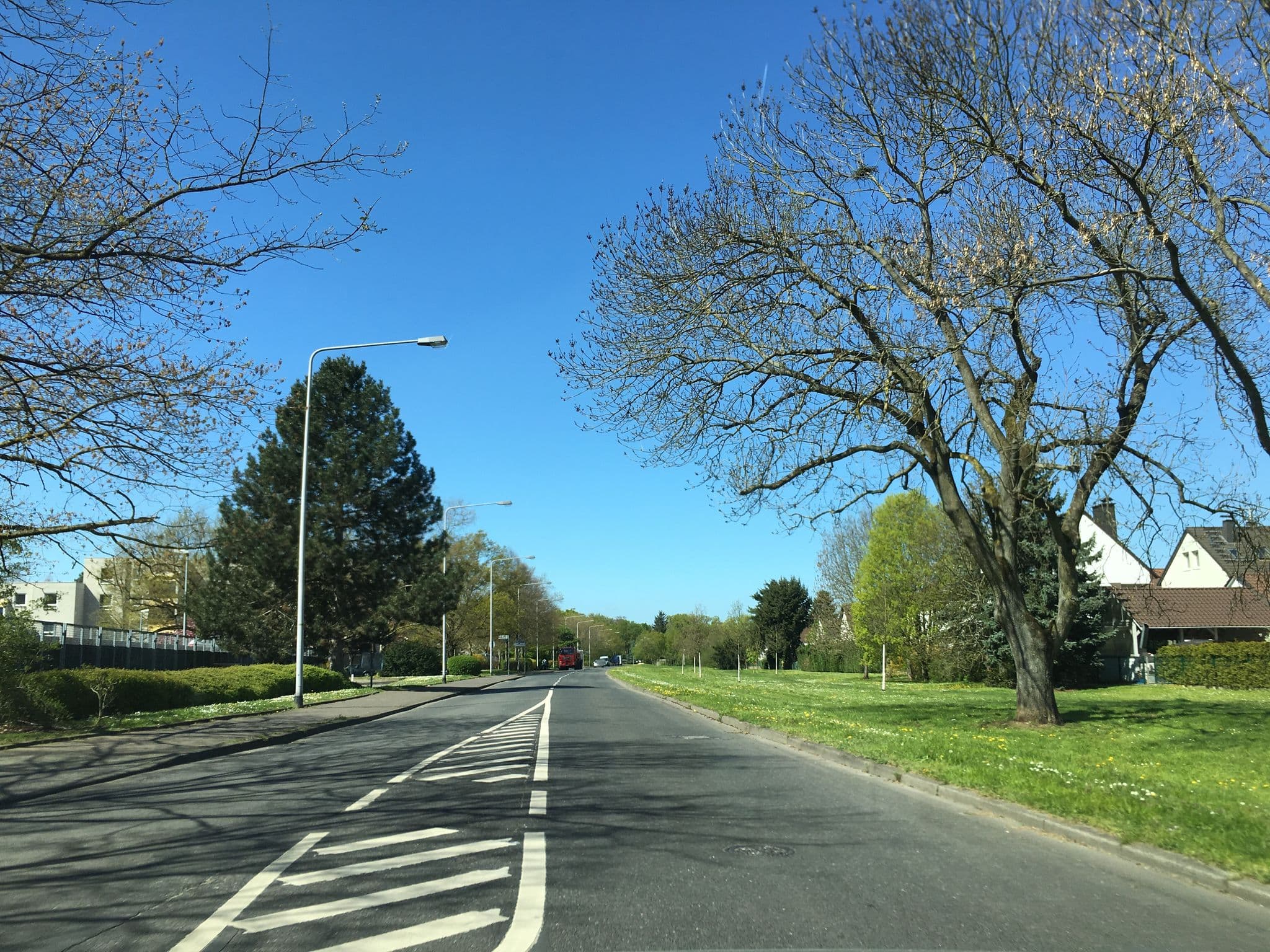 Street view near Steigenberger hotel, Niederrad — © foxman (CC BY-SA · Mapillary)