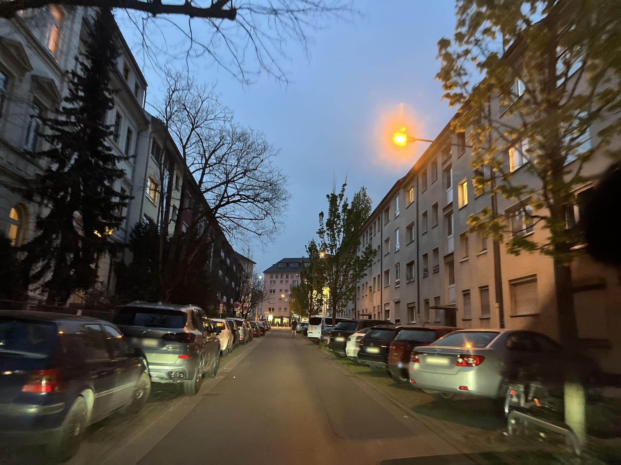Street view near Das Lindenberg, Frankfurt am Main — © robffm (CC BY-SA · Mapillary)
