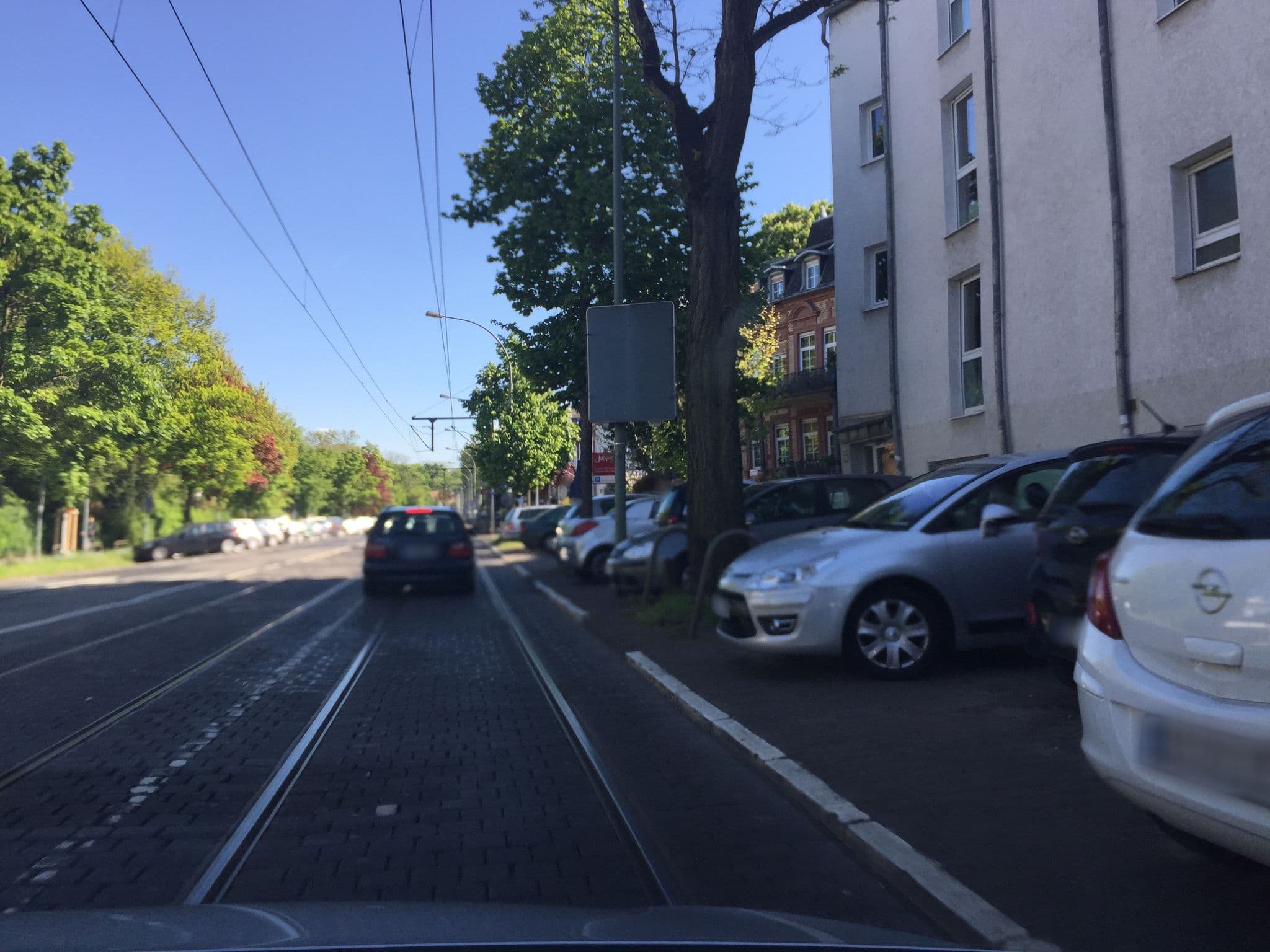 Street view near INGONDA Liegenschaftsverwaltungsgesellschaft, Niederrad — © m_groebs (CC BY-SA · Mapillary)