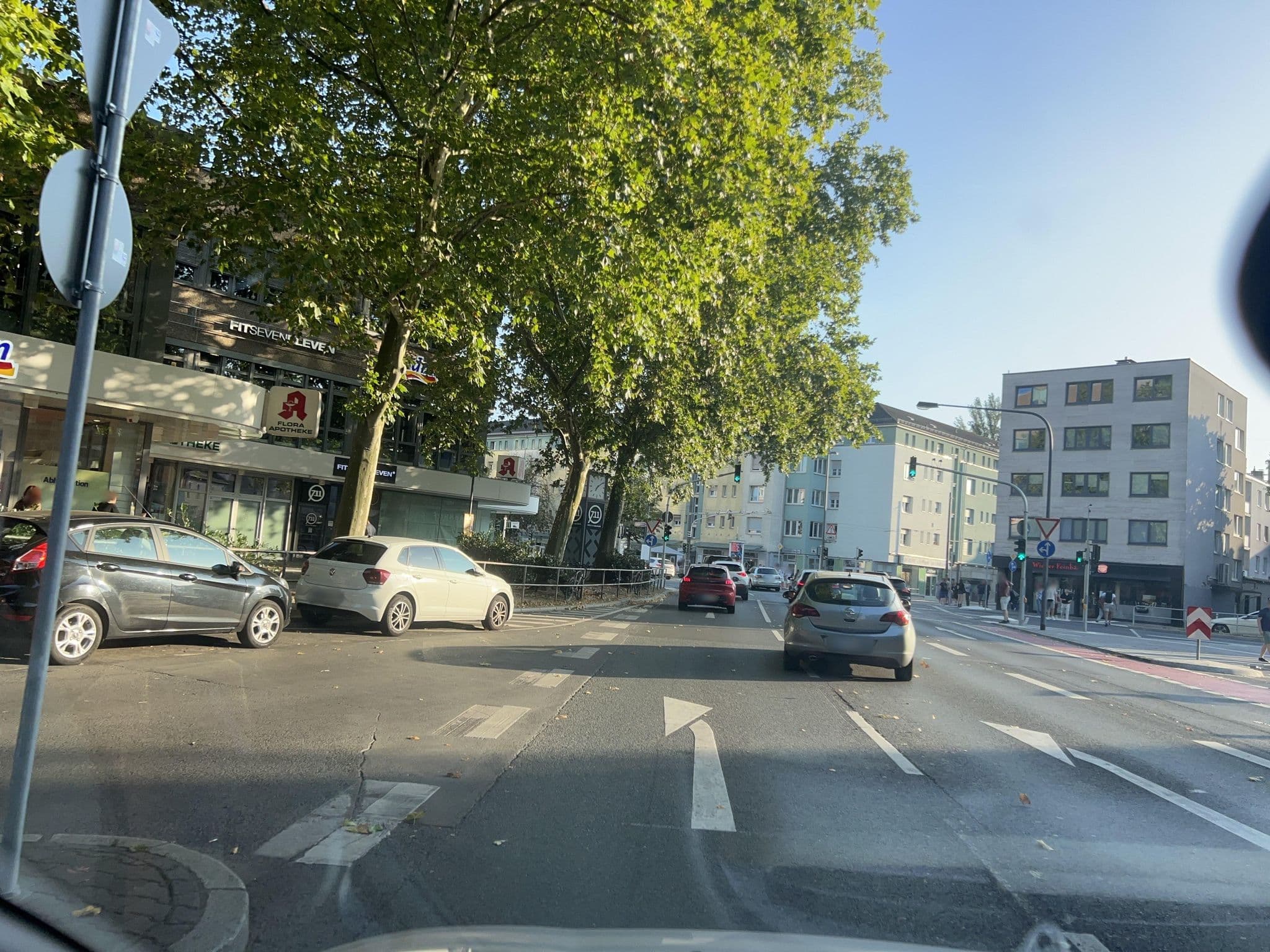 Street view near Rafael Hotels Verkaufsbüro Frankfurt, Frankfurt am Main — © robffm (CC BY-SA · Mapillary)