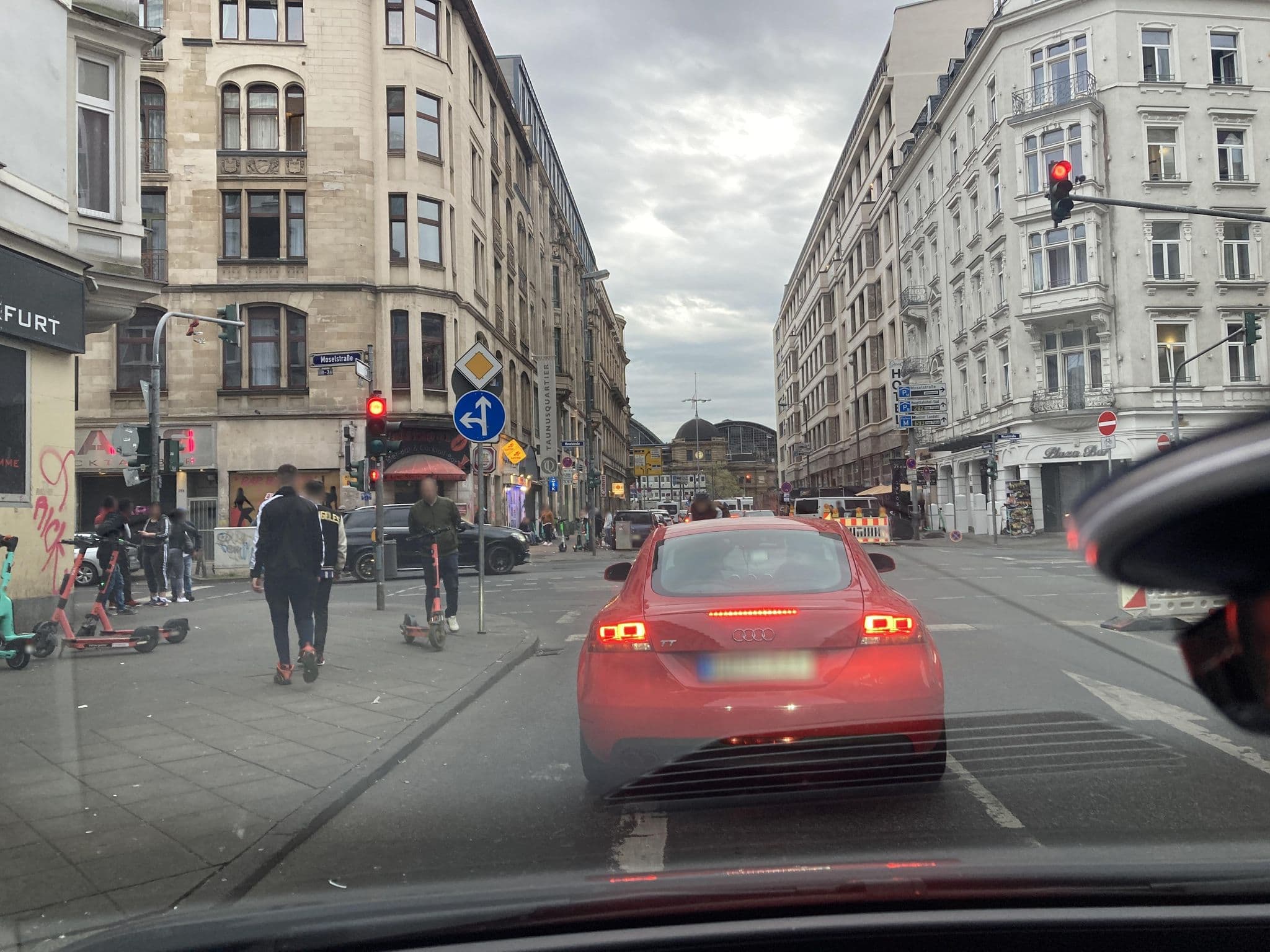 Street view near City Backpacker GmbH & Co, Frankfurt am Main — © robffm (CC BY-SA · Mapillary)