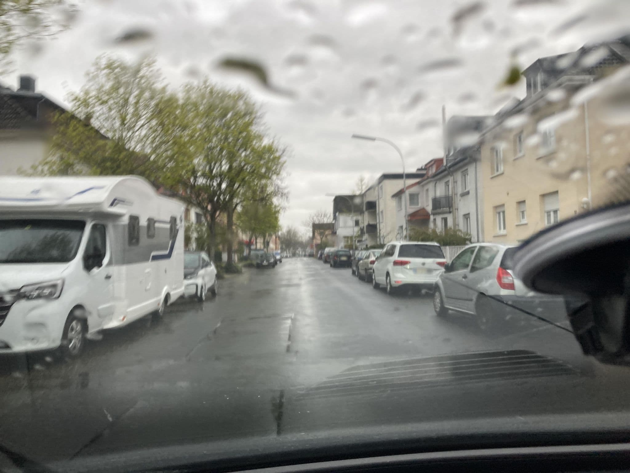 Street view near Ida's Gästehaus, Neu-Isenburg — © robffm (CC BY-SA · Mapillary)