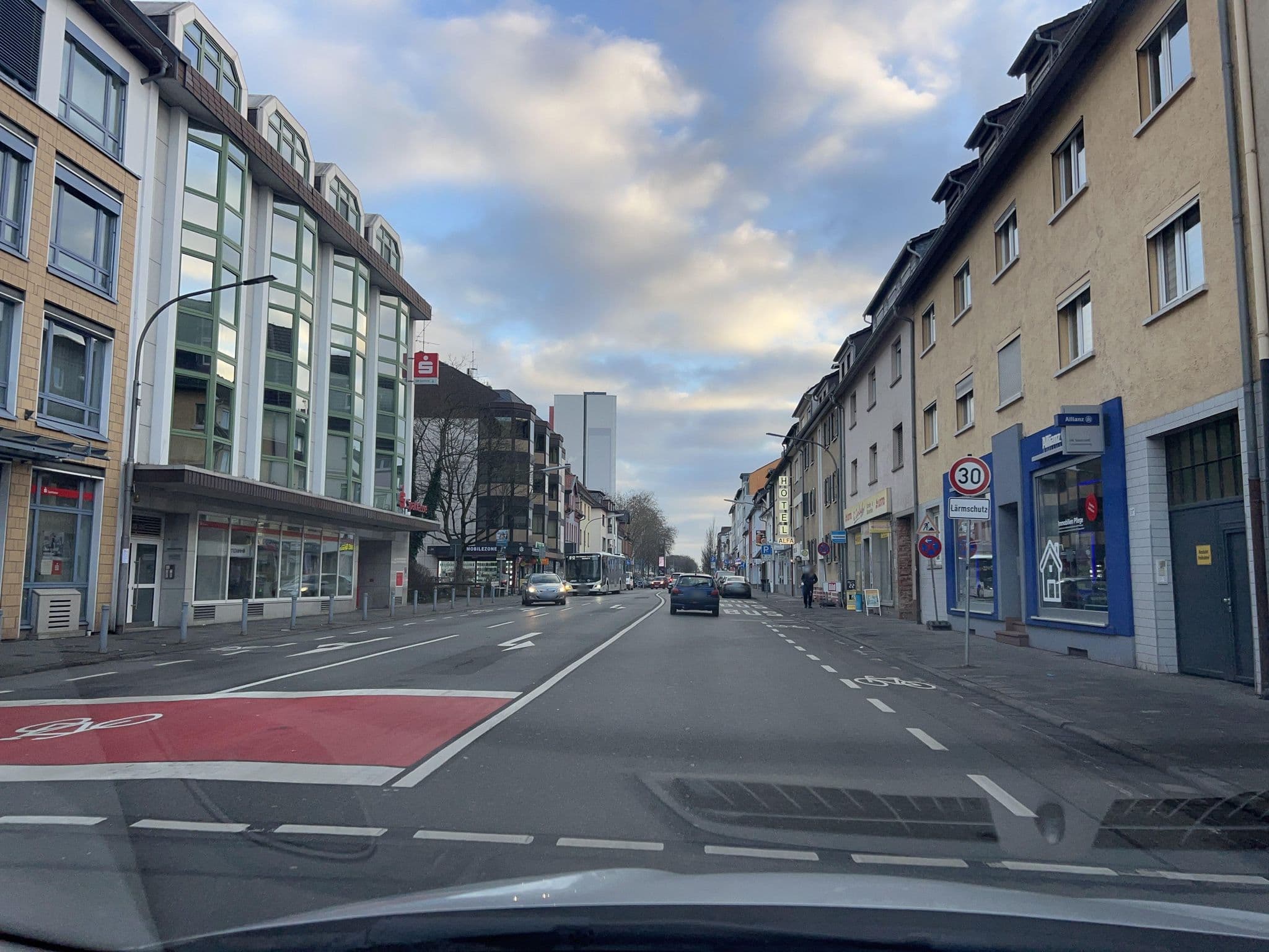 Street view near Hotel Linde, Neu-Isenburg — © robffm (CC BY-SA · Mapillary)