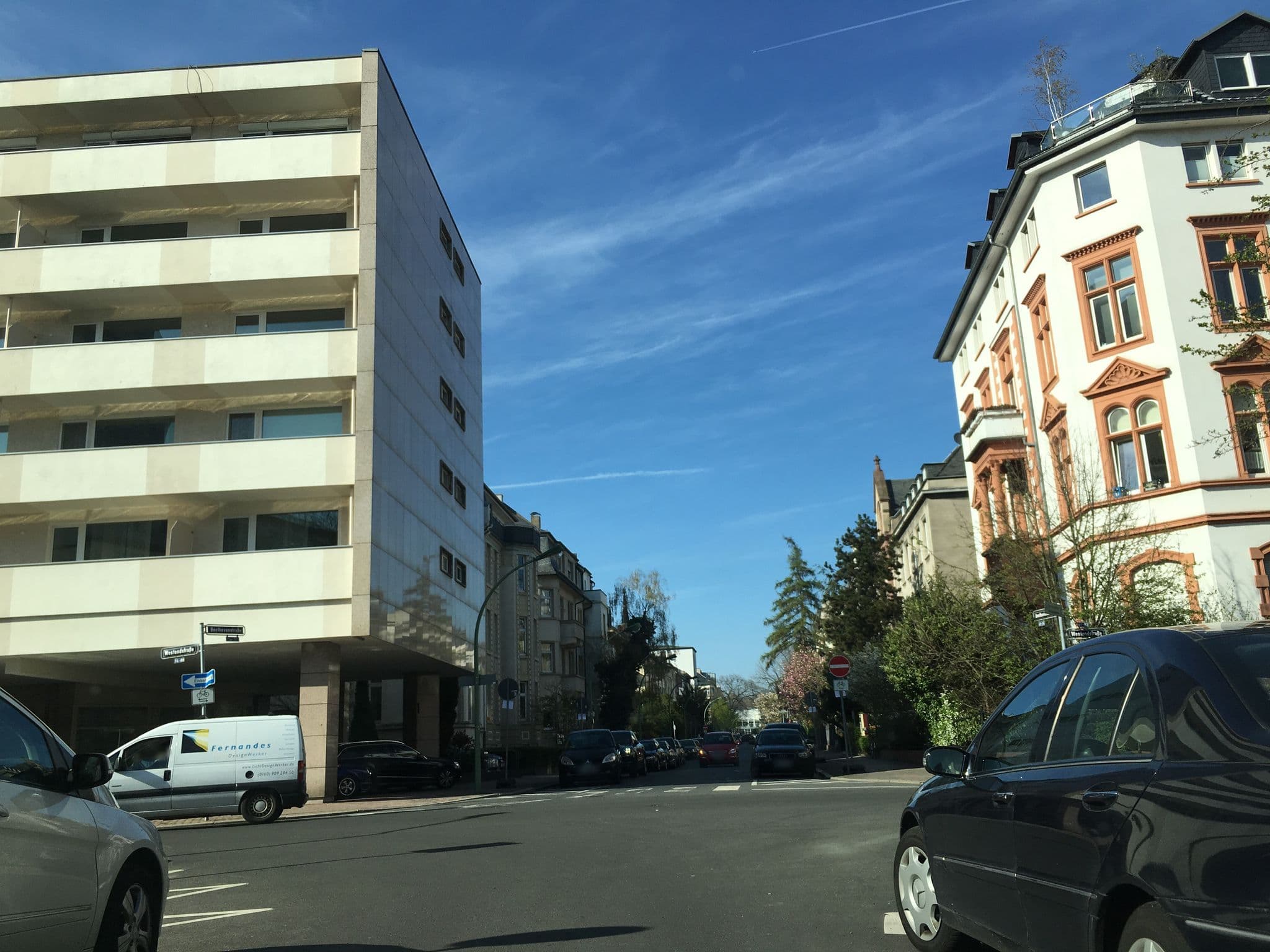 Street view near Hotel Atrium, Frankfurt am Main — © foxman (CC BY-SA · Mapillary)