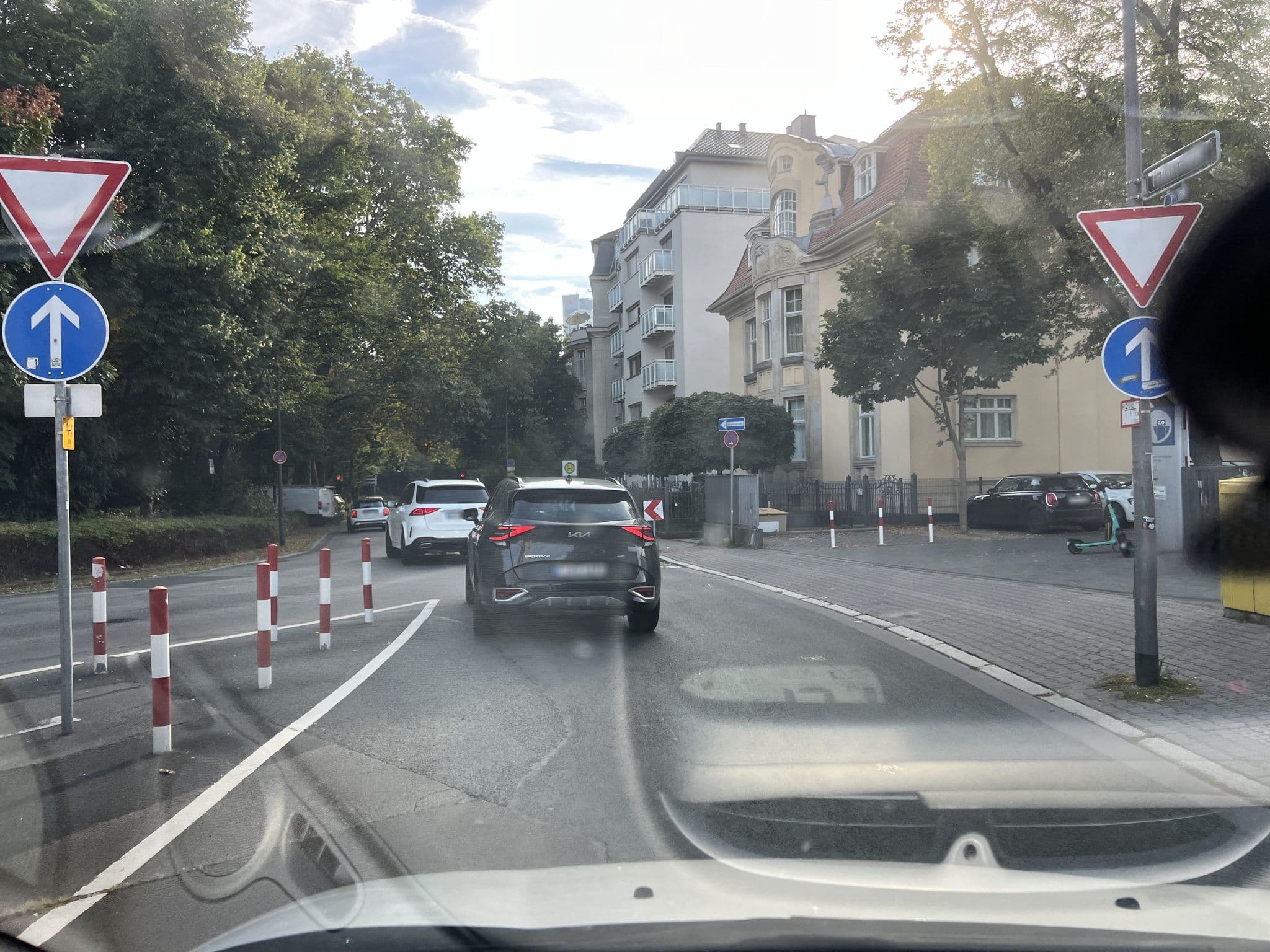 Street view near The Suite Hotel, Frankfurt am Main — © robffm (CC BY-SA · Mapillary)