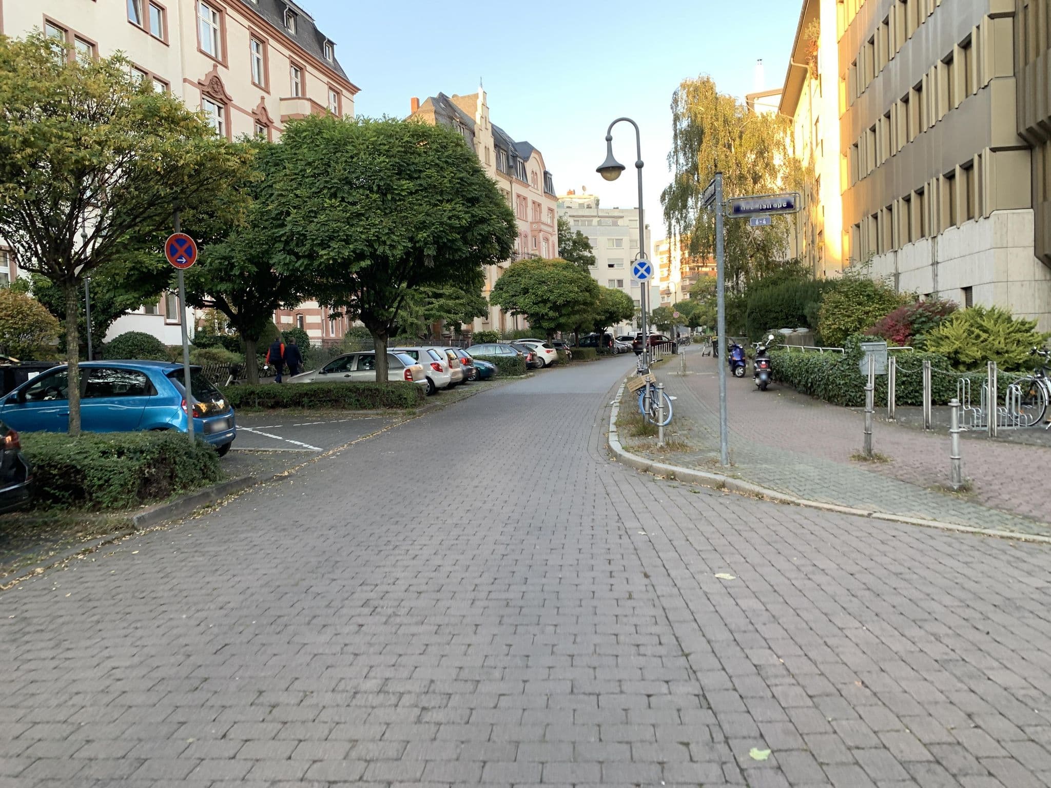 Street view near Kurheim Beni Bloch gemeinnützige Betriebsgesellschaft, Frankfurt am Main — © robffm (CC BY-SA · Mapillary)