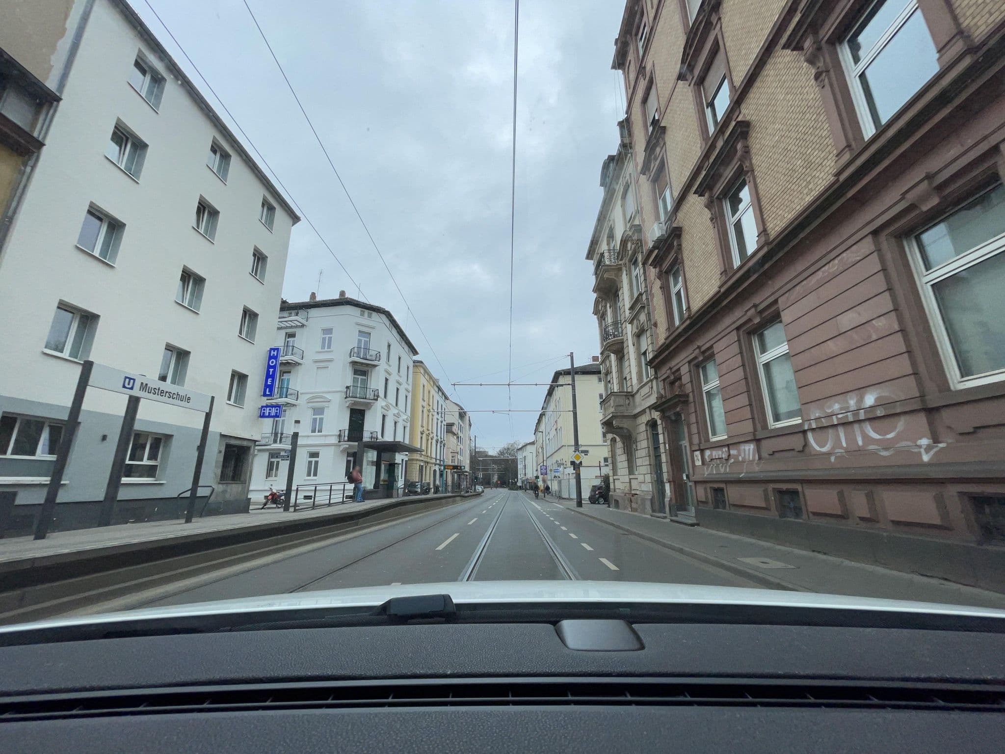 Street view near Aria HotelbetriebsgesellschaftmbH, Frankfurt am Main — © luisa-ew (CC BY-SA · Mapillary)