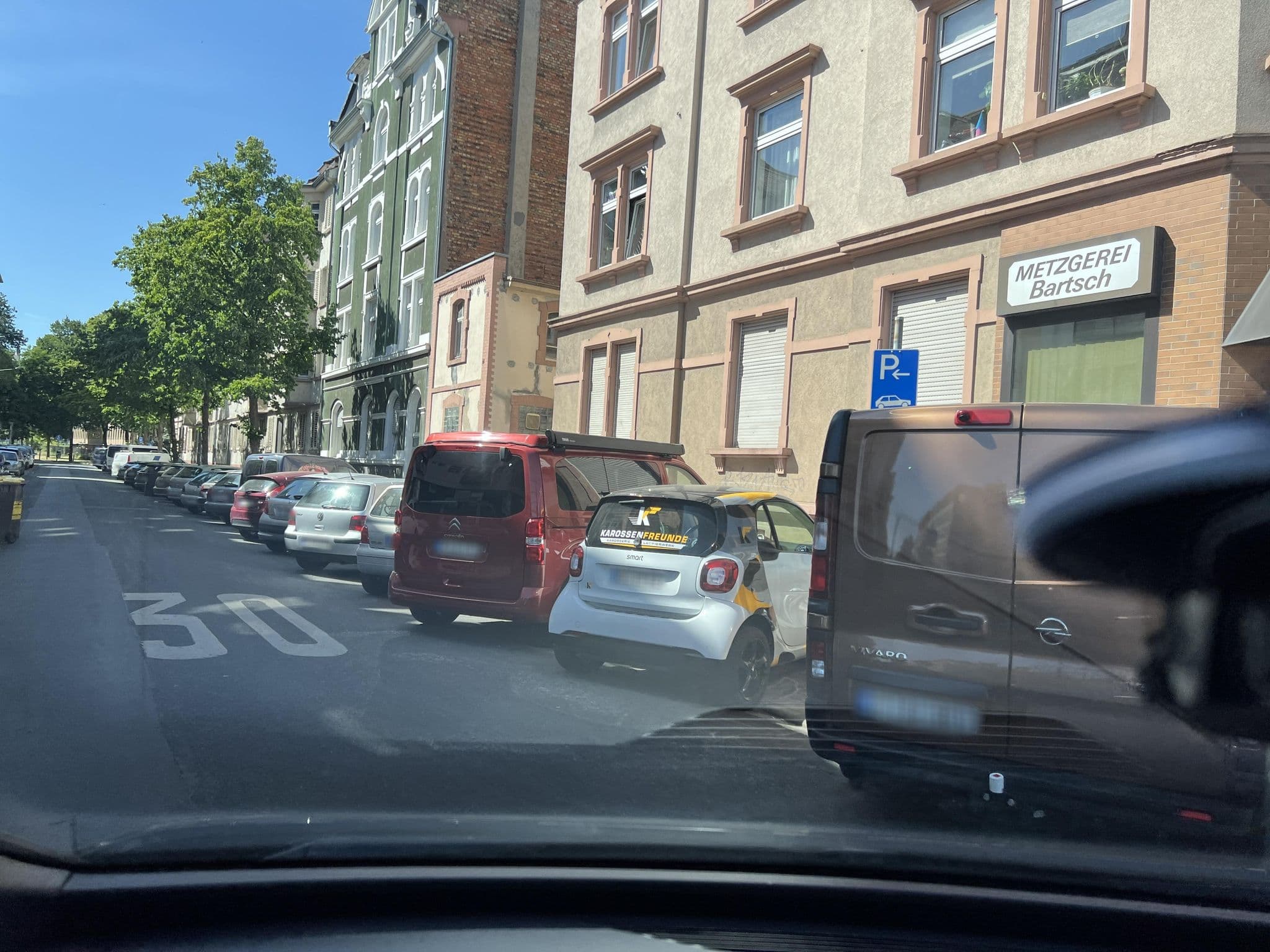 Street view near Tin-UpperTown, Offenbach — © robffm (CC BY-SA · Mapillary)