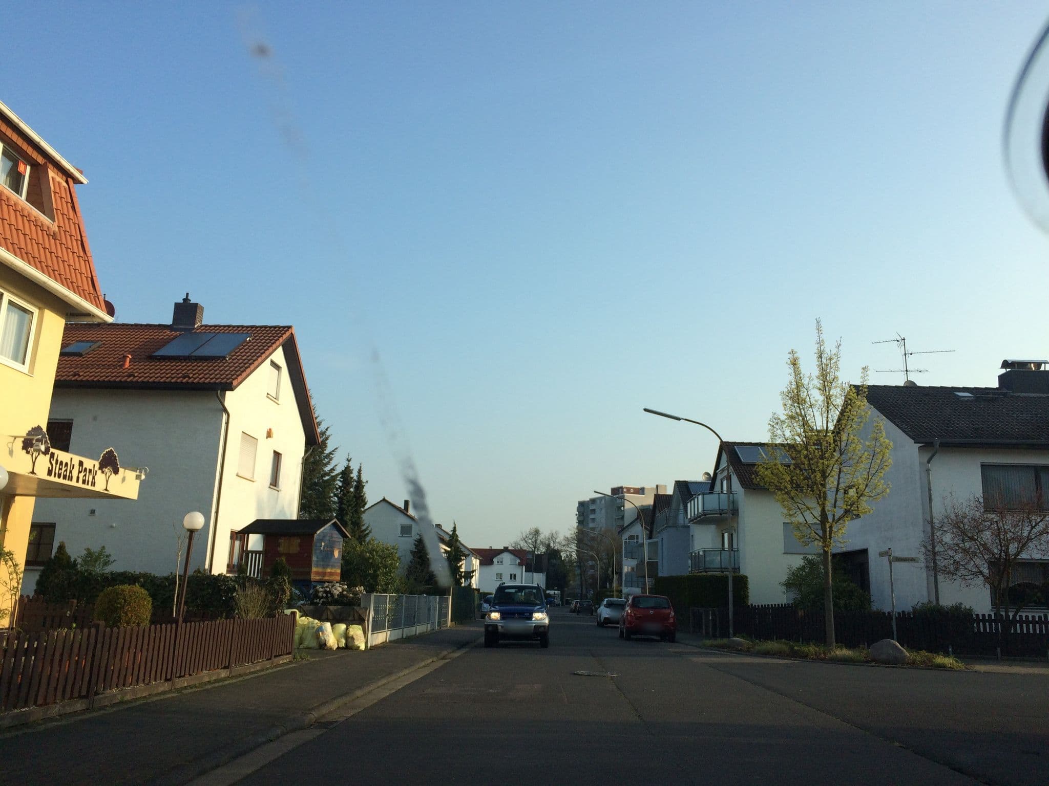 Street view near Britta's Parkhotel, Obertshausen — © ziltoidium (CC BY-SA · Mapillary)