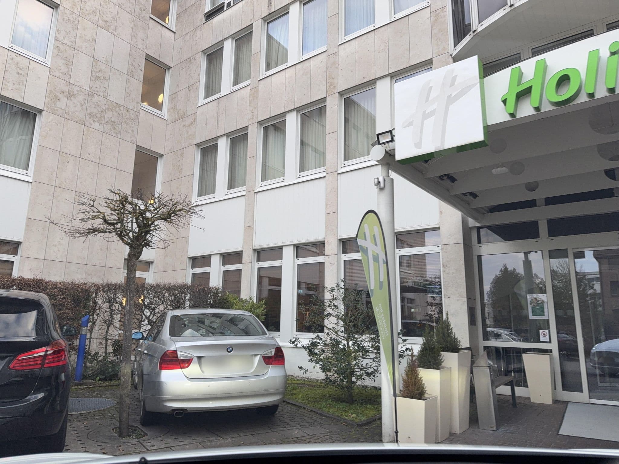 Street view near Holiday Inn, Neu-Isenburg — © ottor (CC BY-SA · Mapillary)