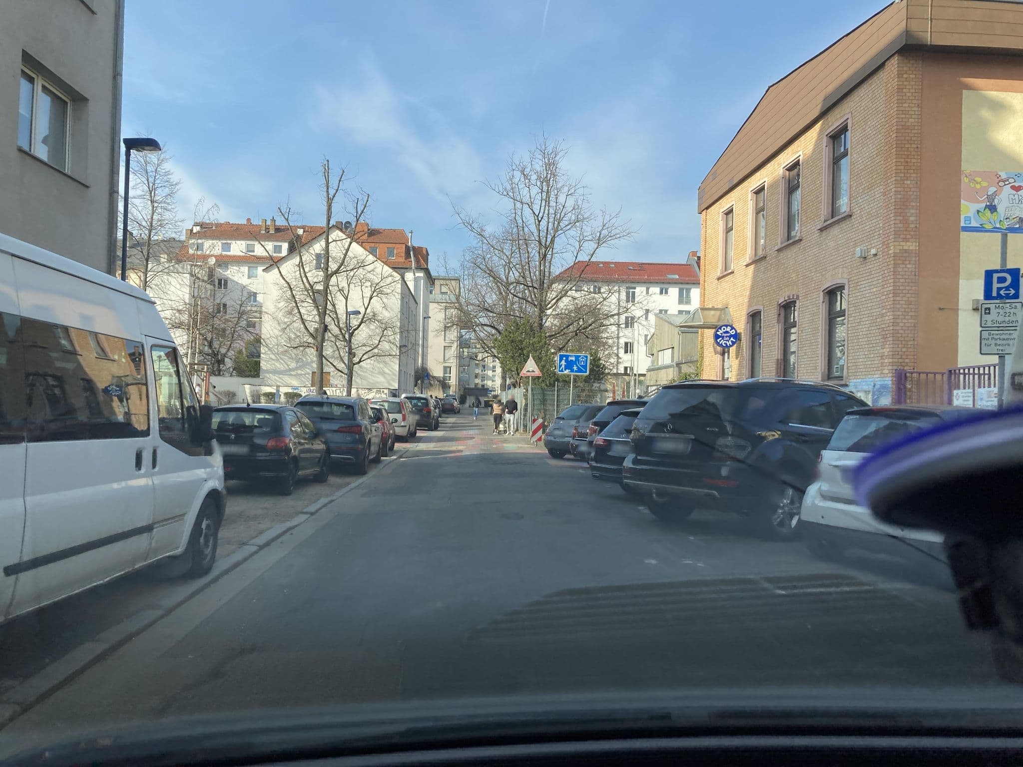 Street view near Jugendzentrum Nordend, Offenbach — © robffm (CC BY-SA · Mapillary)