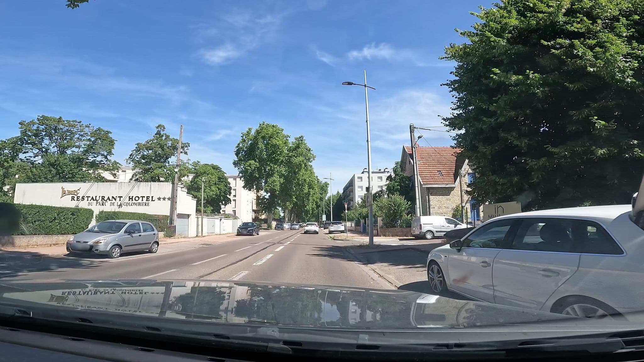 Street view near Hôtel Restaurant Du Parc de la Colombière, Longvic — © vinisa (CC BY-SA · Mapillary)