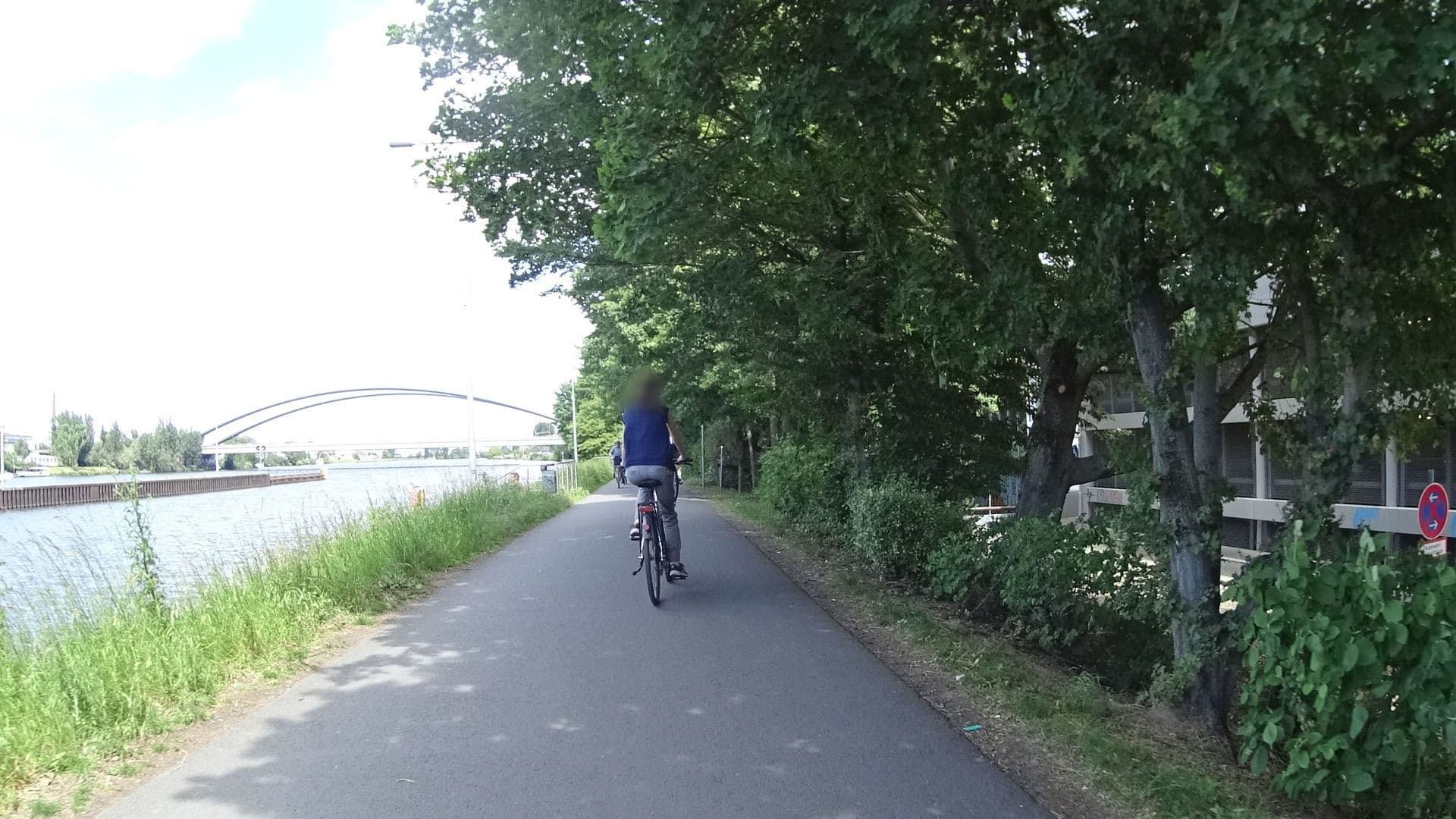 Street view near New Century Hotel, Offenbach — © ramap (CC BY-SA · Mapillary)