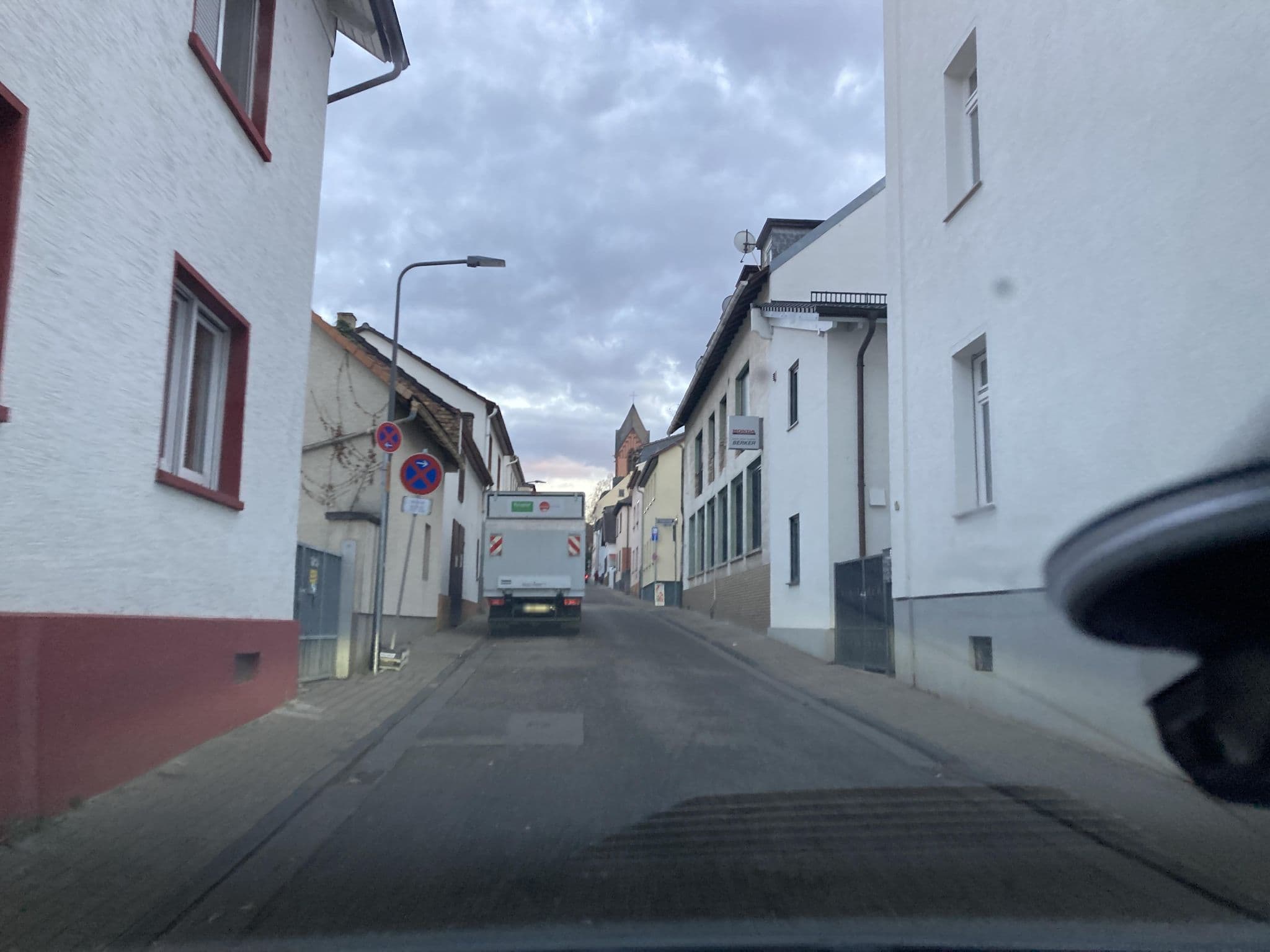 Street view near Airbnb "Mathilda", Offenbach — © robffm (CC BY-SA · Mapillary)