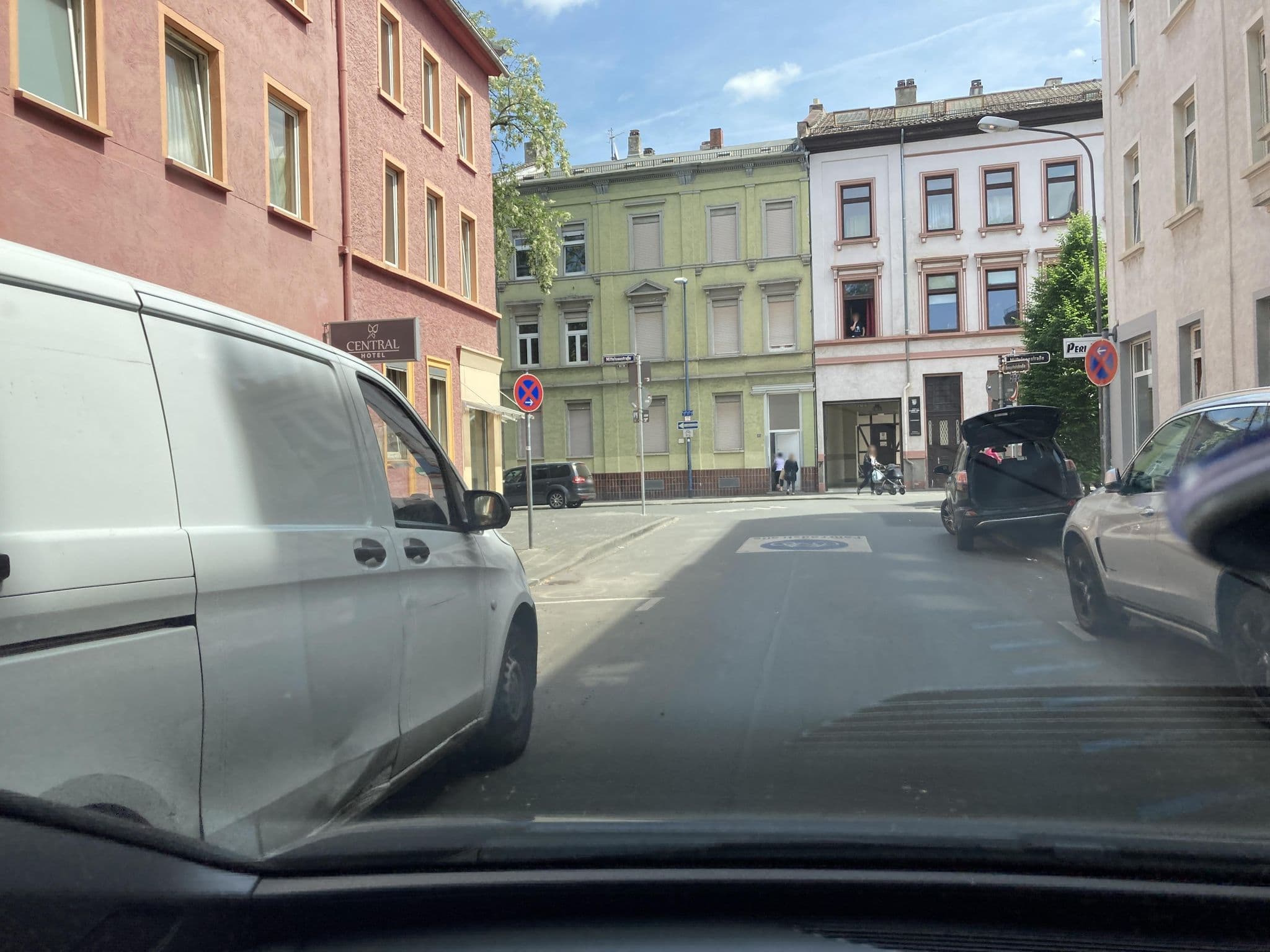 Street view near Hotel Central Offenbach am Main, Offenbach — © robffm (CC BY-SA · Mapillary)