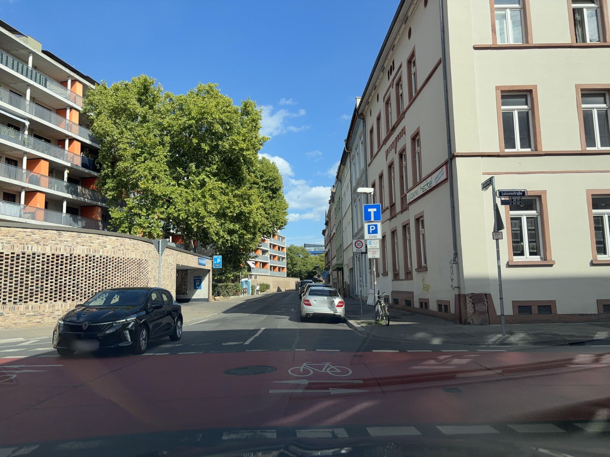 Street view near Yesenia, Offenbach — © robffm (CC BY-SA · Mapillary)