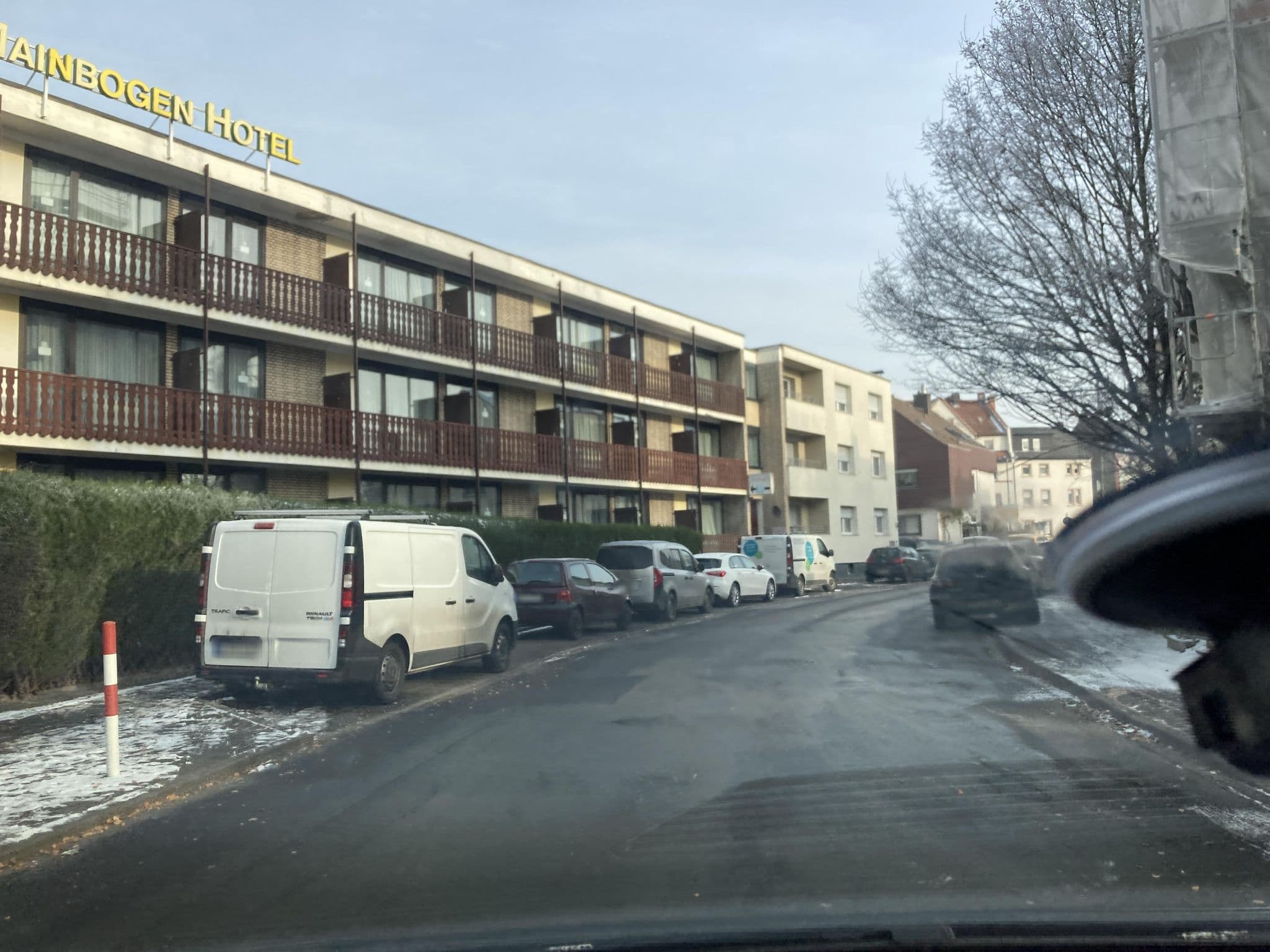Street view near Hotel Mainbogen, Offenbach — © robffm (CC BY-SA · Mapillary)