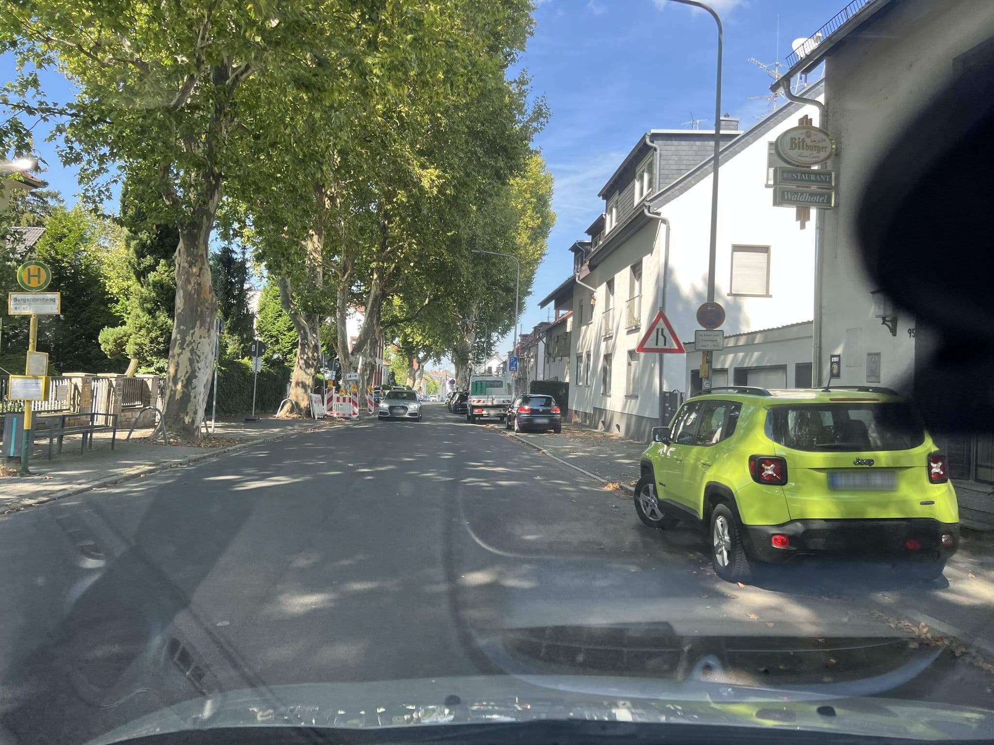 Street view near Waldhotel Hensel's Felsenkeller, Offenbach — © robffm (CC BY-SA · Mapillary)