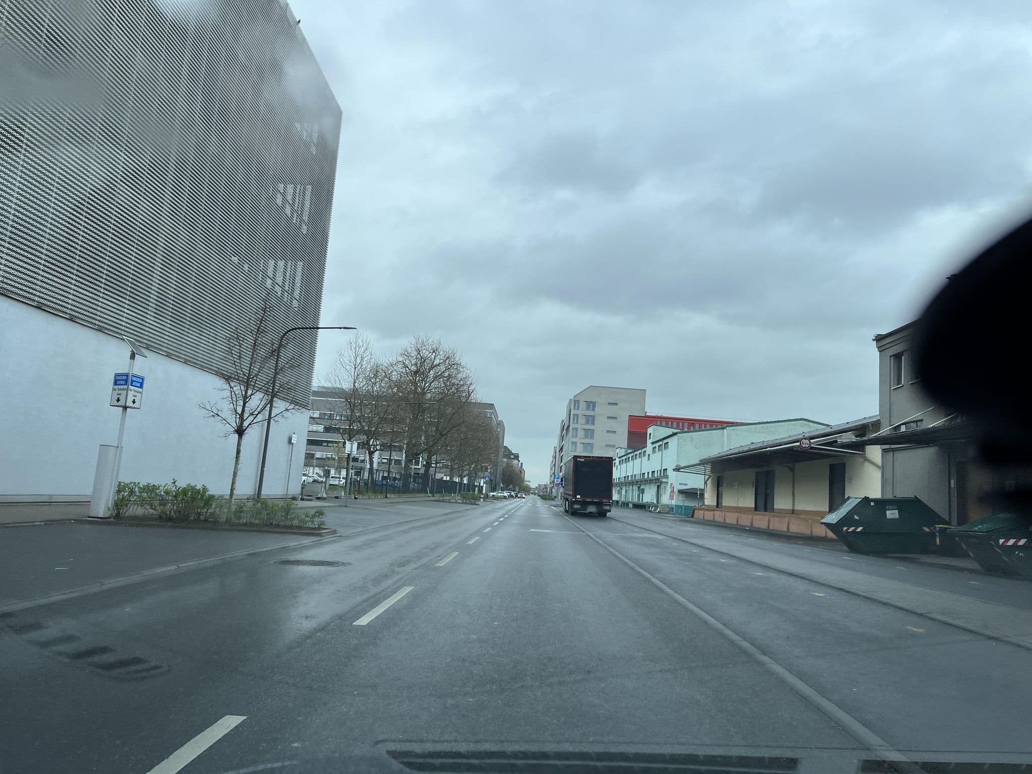 Street view near Select Ms Charles Dickens, Frankfurt am Main — © robffm (CC BY-SA · Mapillary)