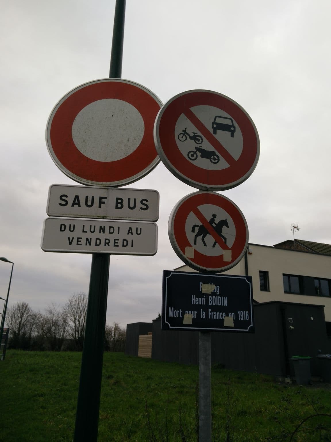 Street view near Auberge Nonque, Radinghem-en-Weppes — © bernardvoyageur (CC BY-SA · Mapillary)