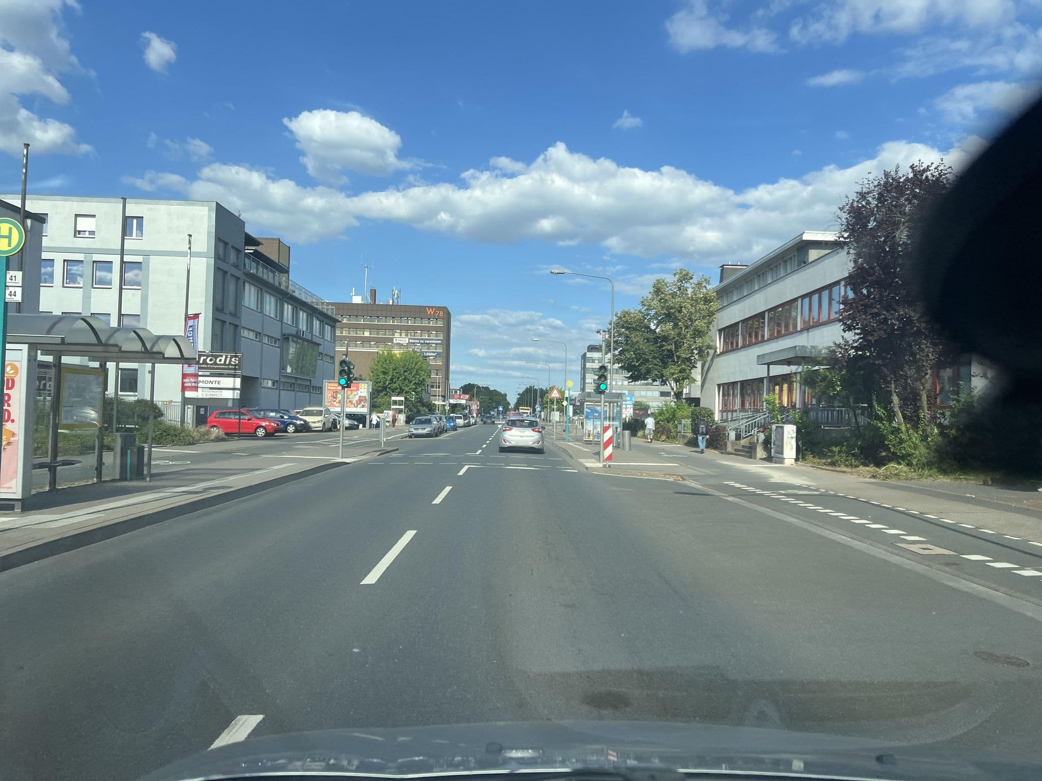 Street view near Sonneninsel Dienstleistungs-Hotel und Gasstt, Offenbach — © robffm (CC BY-SA · Mapillary)