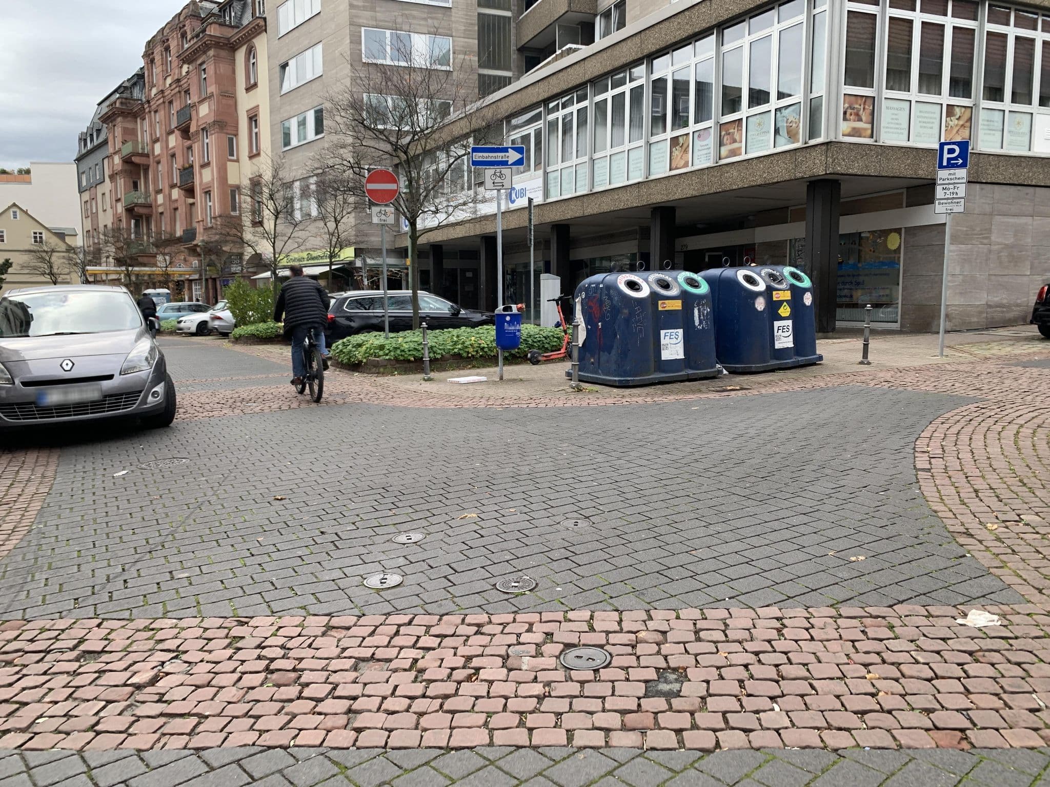 Street view near Hotel Zur Rose, Frankfurt am Main — © robffm (CC BY-SA · Mapillary)