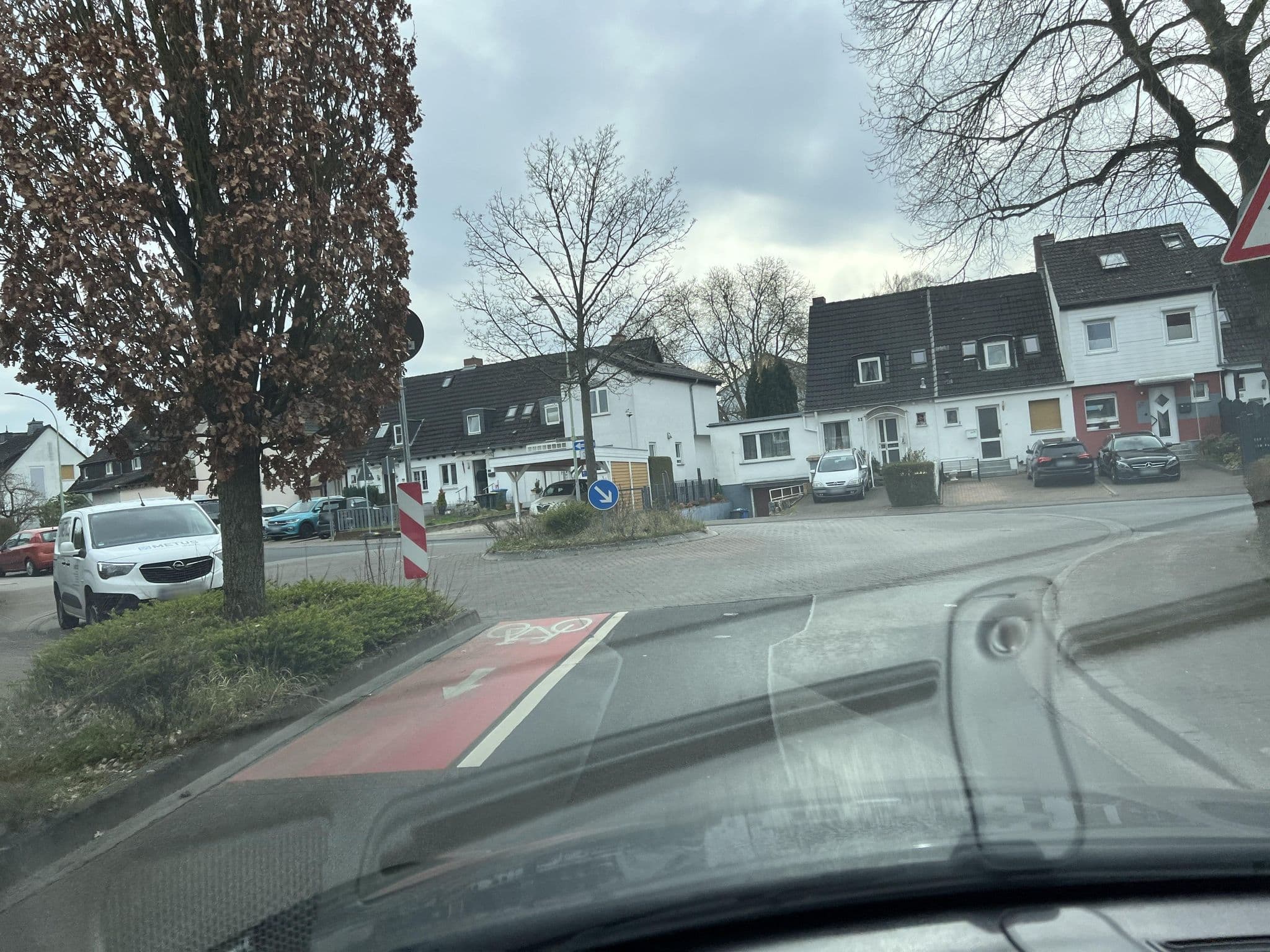 Street view near MPU Betratung Hilfe Sponer, Bad Vilbel — © robffm (CC BY-SA · Mapillary)