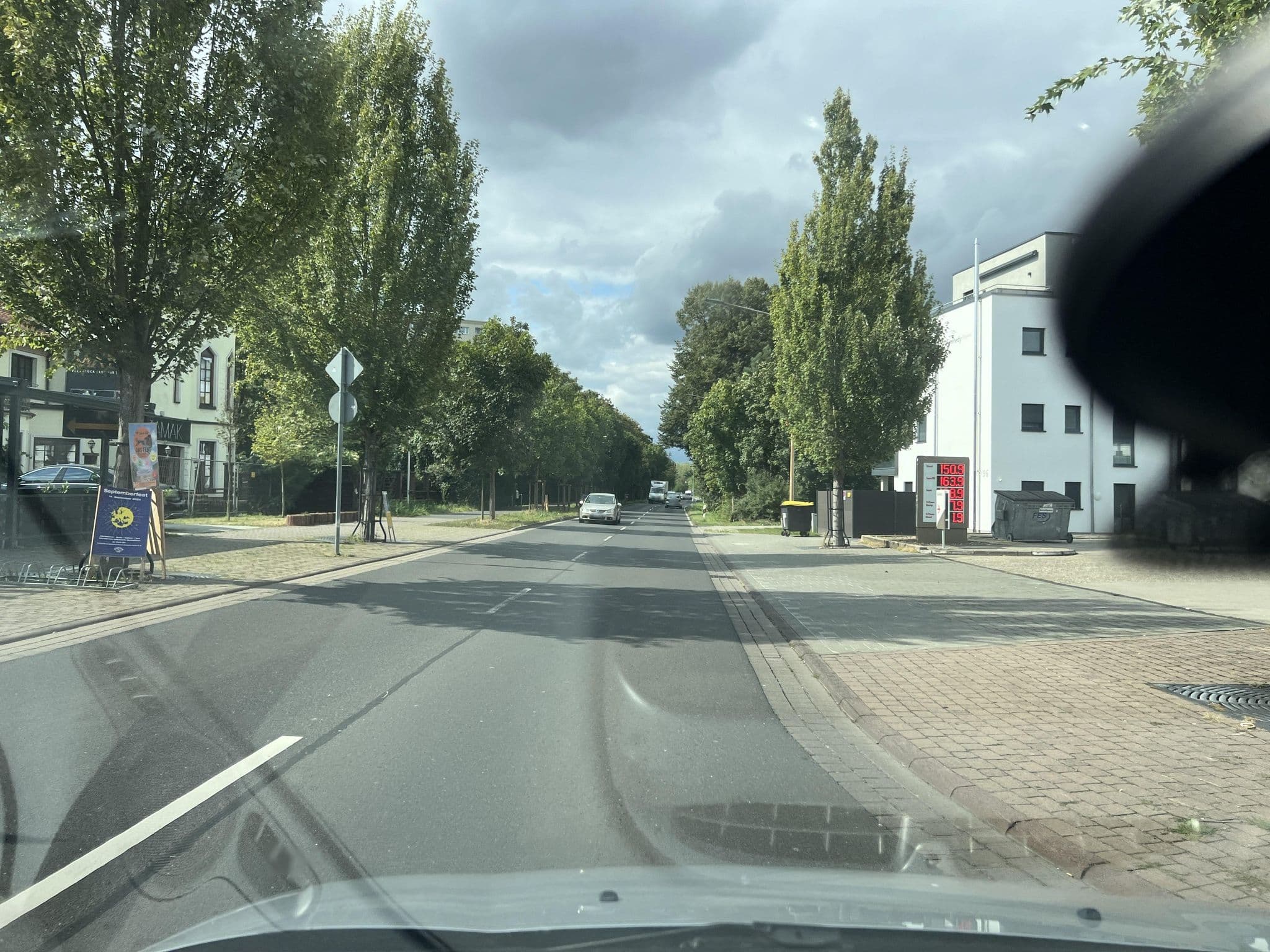 Street view near Restaurant-Hessler Hotel Gaststätten u.Restaurants, Mühlheim am Main — © robffm (CC BY-SA · Mapillary)