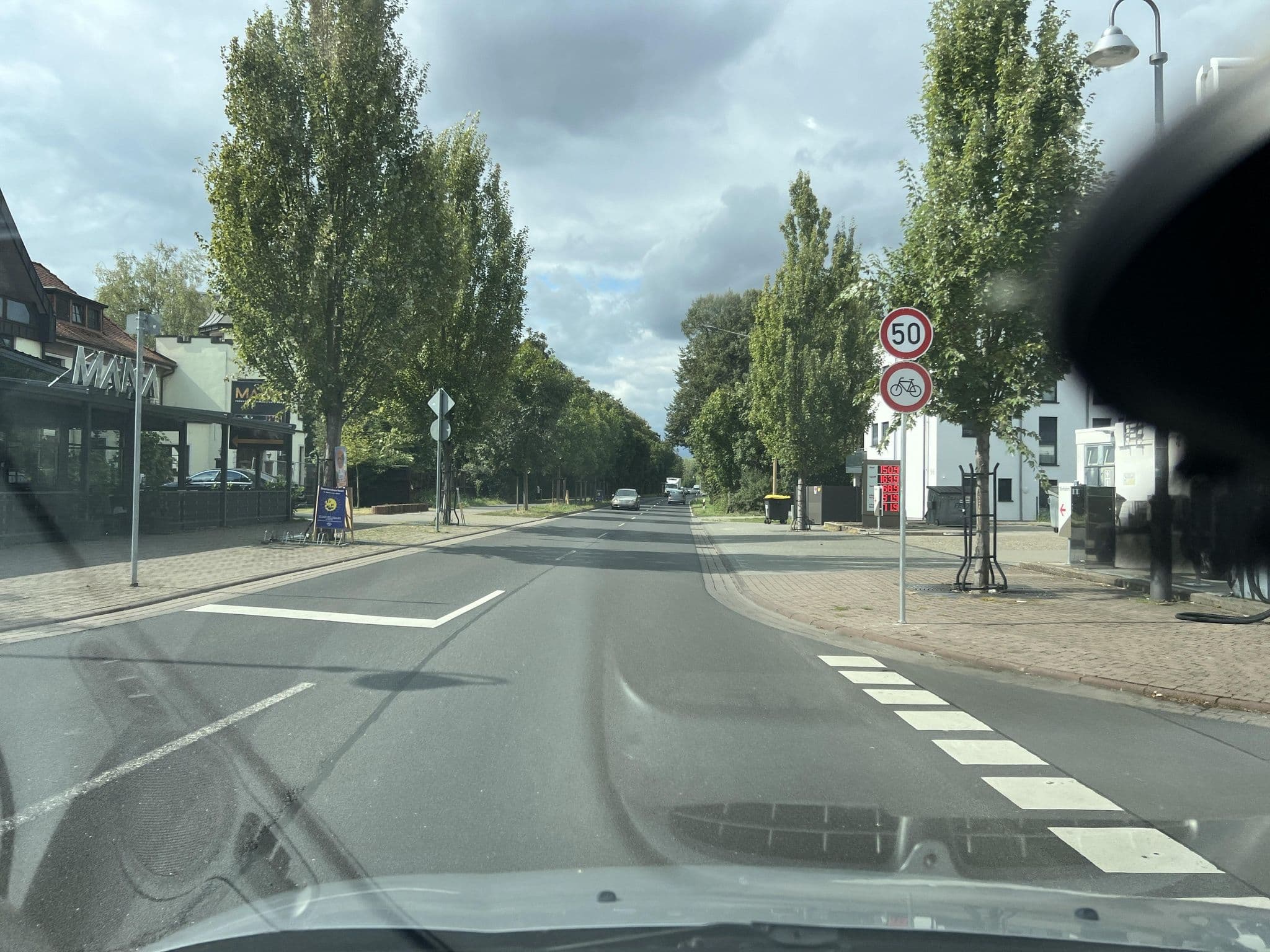 Street view near Restaurant Hotel Hessler, Mühlheim am Main — © robffm (CC BY-SA · Mapillary)